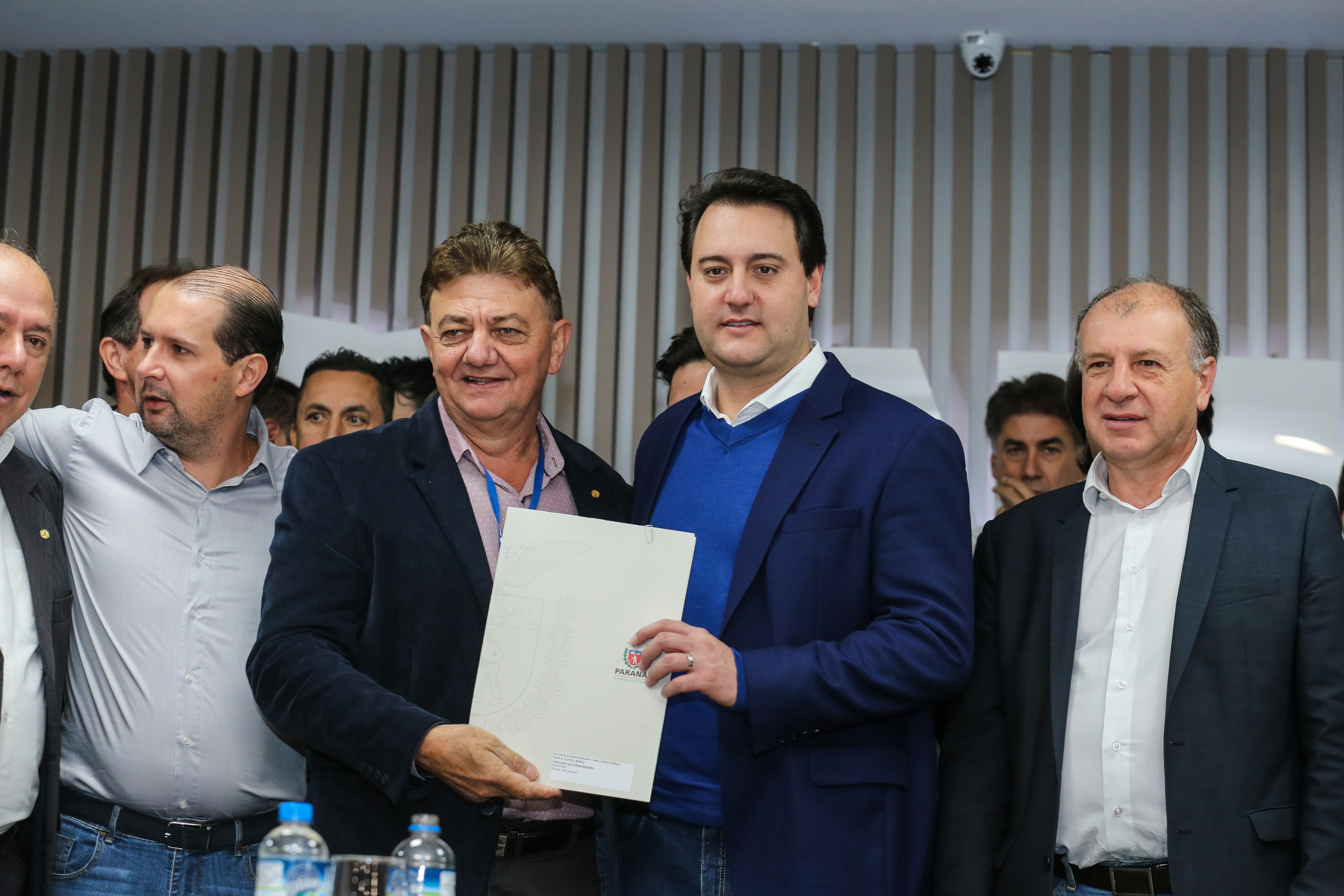 O governador Carlos Massa Ratinho Junior se reúne com prefeitos na sede da Associação dos Municípios do Oeste do Paraná (Amop) em Cascavel nesta sexta-feira (24), para confirmar recursos do Estado para investimentos nos municípios. No mesmo encontro são anunciados investimentos que a Copel fará na região Oeste nos próximos três anos. Cascavel, 24/05/2019 - Foto: Geraldo Bubniak/ANPr