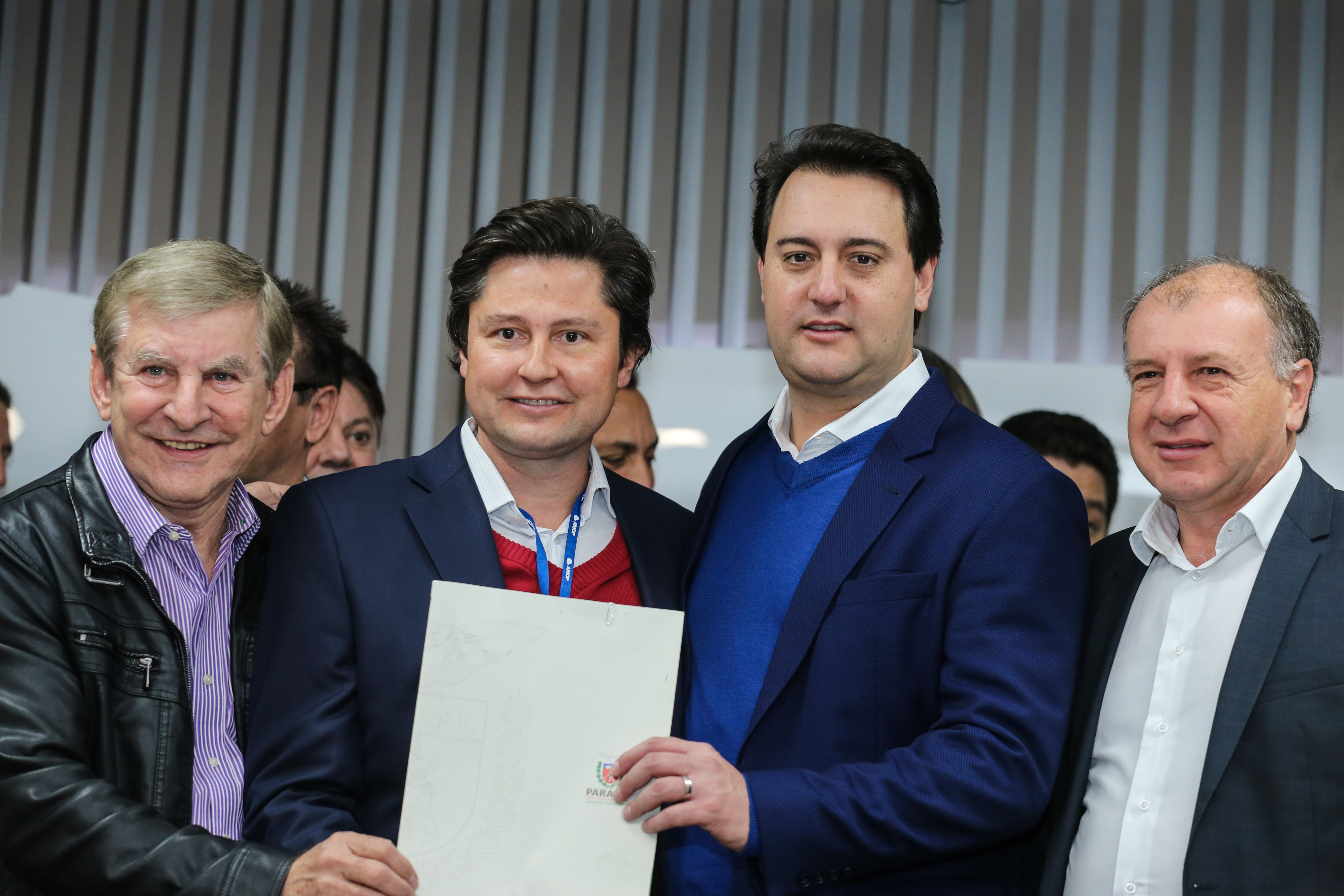 O governador Carlos Massa Ratinho Junior se reúne com prefeitos na sede da Associação dos Municípios do Oeste do Paraná (Amop) em Cascavel nesta sexta-feira (24), para confirmar recursos do Estado para investimentos nos municípios. No mesmo encontro são anunciados investimentos que a Copel fará na região Oeste nos próximos três anos. Cascavel, 24/05/2019 - Foto: Geraldo Bubniak/ANPr