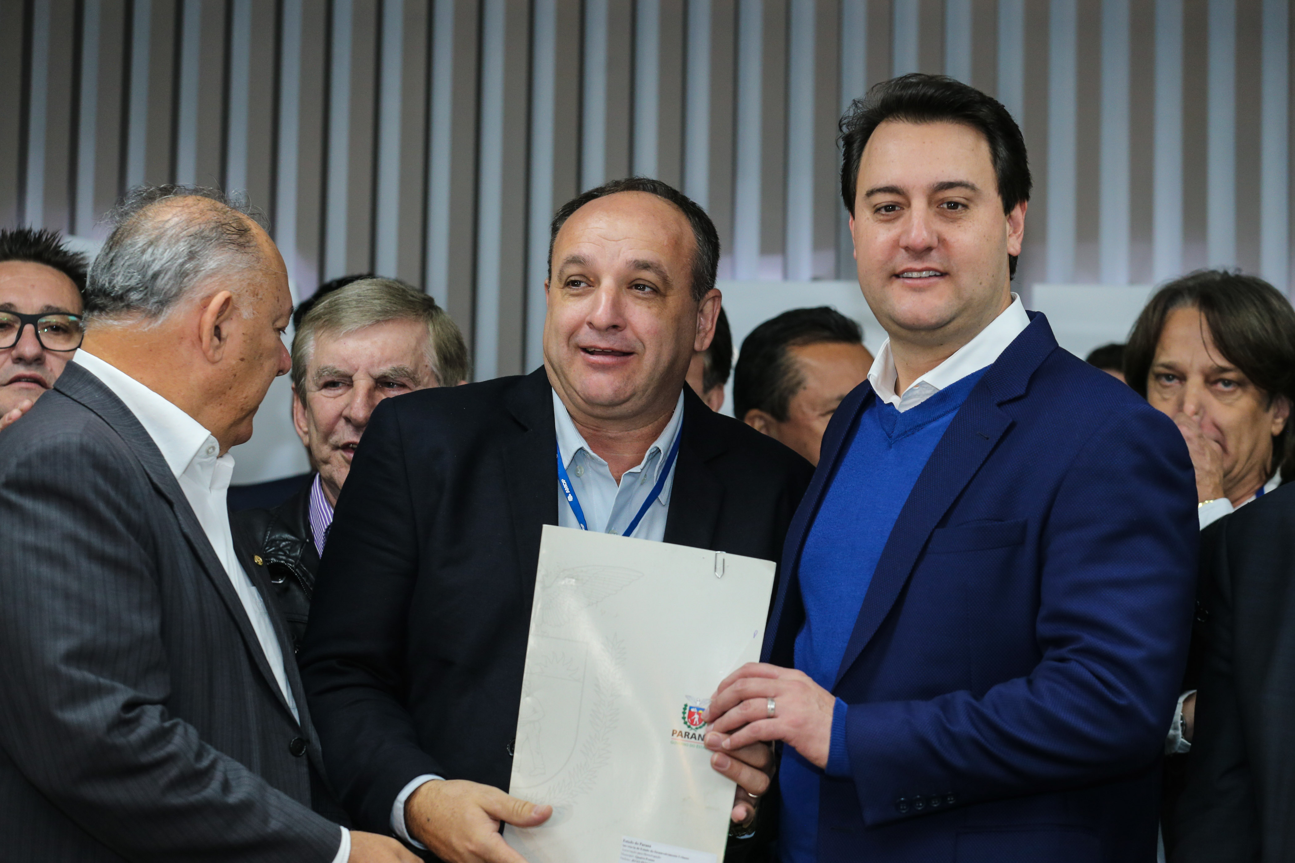 O governador Carlos Massa Ratinho Junior se reúne com prefeitos na sede da Associação dos Municípios do Oeste do Paraná (Amop) em Cascavel nesta sexta-feira (24), para confirmar recursos do Estado para investimentos nos municípios. No mesmo encontro são anunciados investimentos que a Copel fará na região Oeste nos próximos três anos. Cascavel, 24/05/2019 - Foto: Geraldo Bubniak/ANPr