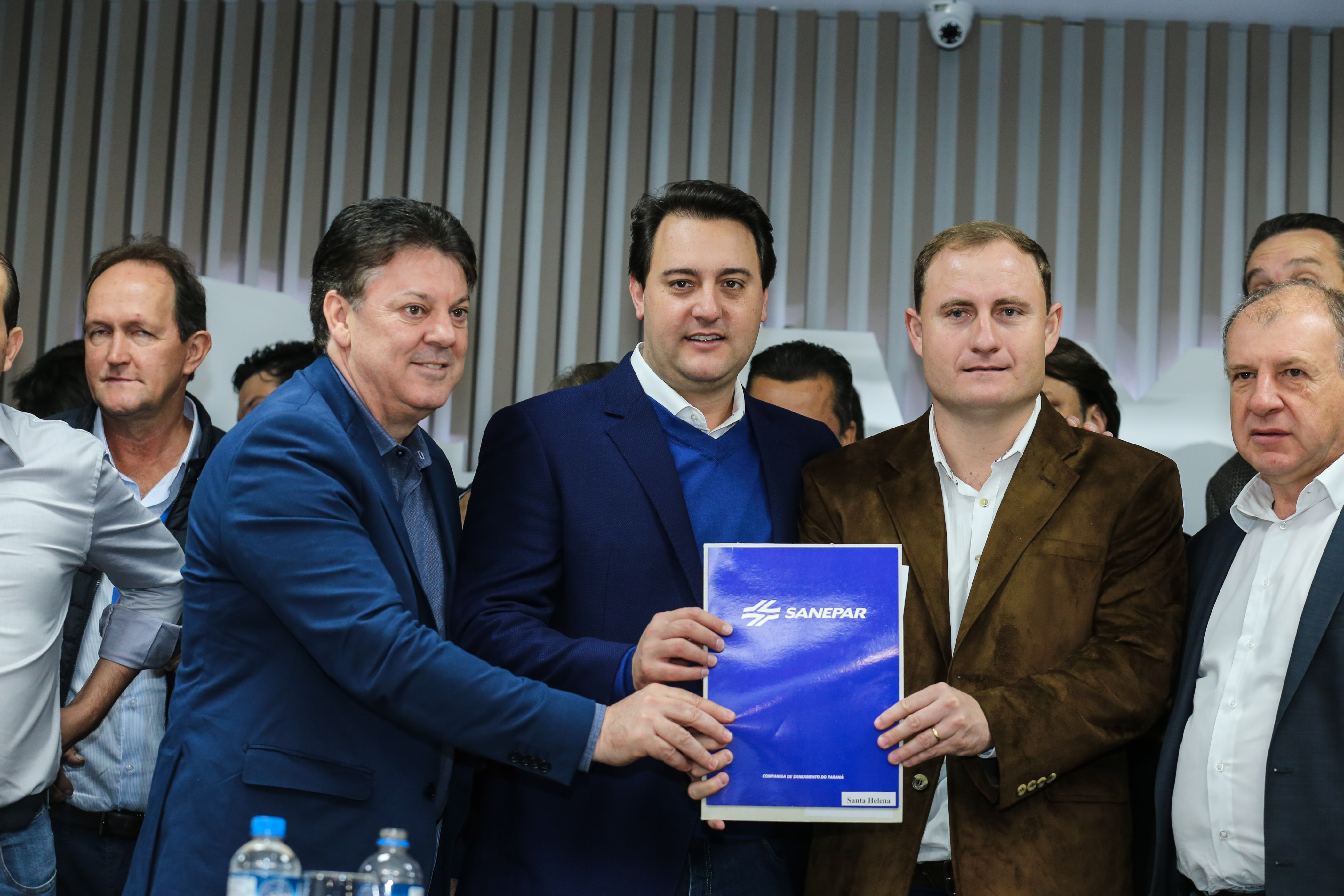 O governador Carlos Massa Ratinho Junior se reúne com prefeitos na sede da Associação dos Municípios do Oeste do Paraná (Amop) em Cascavel nesta sexta-feira (24), para confirmar recursos do Estado para investimentos nos municípios. No mesmo encontro são anunciados investimentos que a Copel fará na região Oeste nos próximos três anos. Cascavel, 24/05/2019 - Foto: Geraldo Bubniak/ANPr