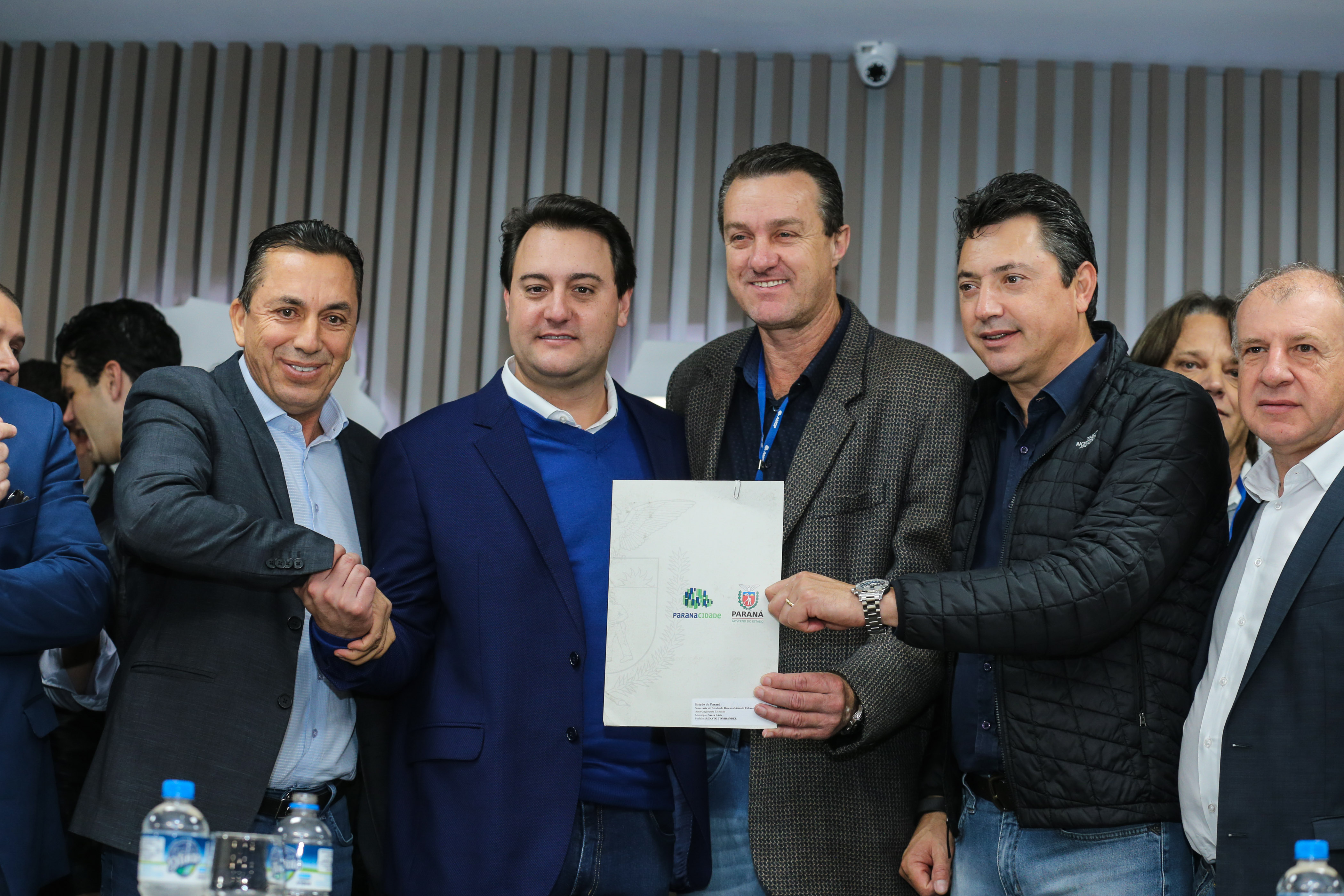 O governador Carlos Massa Ratinho Junior se reúne com prefeitos na sede da Associação dos Municípios do Oeste do Paraná (Amop) em Cascavel nesta sexta-feira (24), para confirmar recursos do Estado para investimentos nos municípios. No mesmo encontro são anunciados investimentos que a Copel fará na região Oeste nos próximos três anos. Cascavel, 24/05/2019 - Foto: Geraldo Bubniak/ANPr