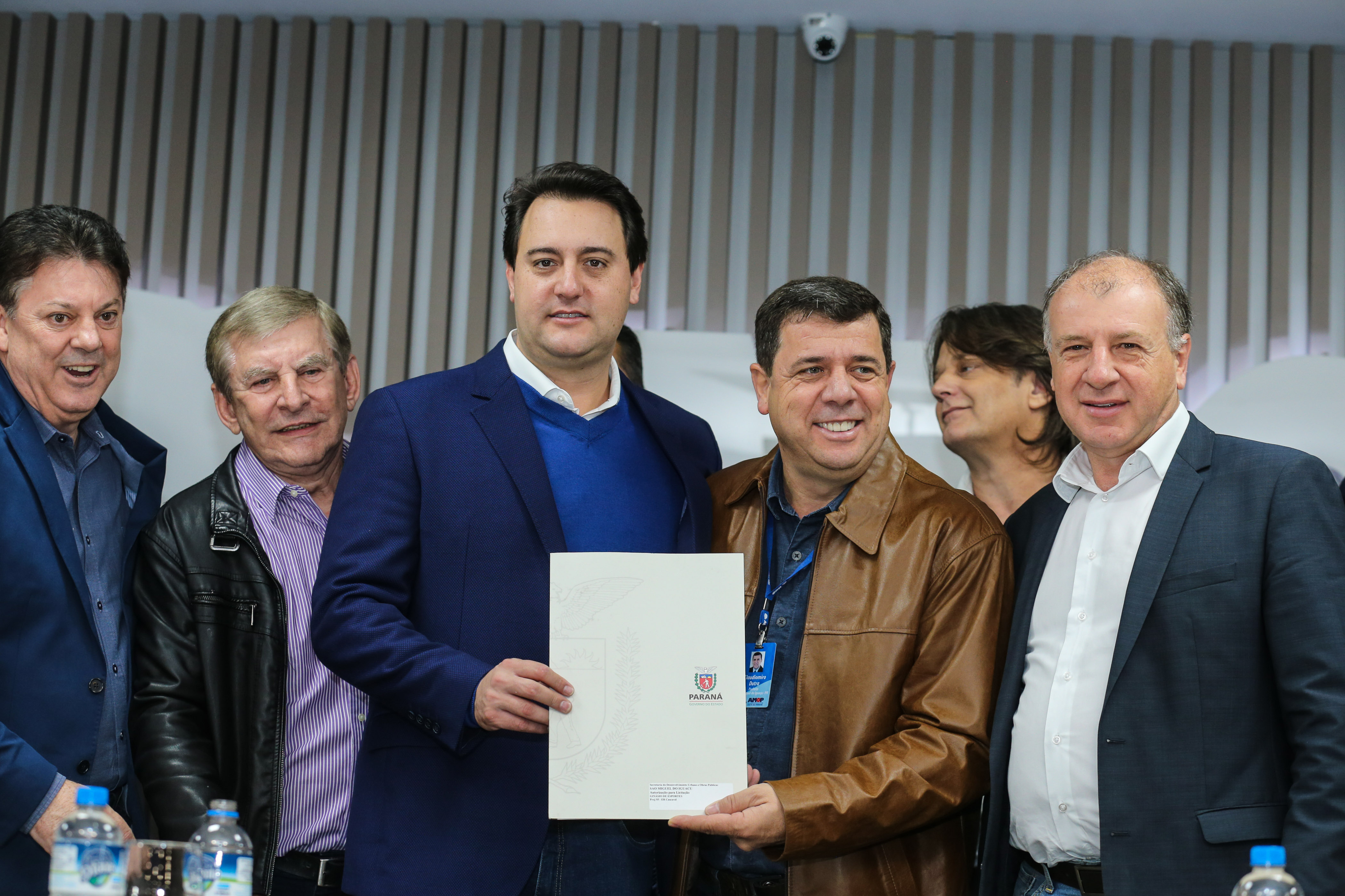 O governador Carlos Massa Ratinho Junior se reúne com prefeitos na sede da Associação dos Municípios do Oeste do Paraná (Amop) em Cascavel nesta sexta-feira (24), para confirmar recursos do Estado para investimentos nos municípios. No mesmo encontro são anunciados investimentos que a Copel fará na região Oeste nos próximos três anos. Cascavel, 24/05/2019 - Foto: Geraldo Bubniak/ANPr