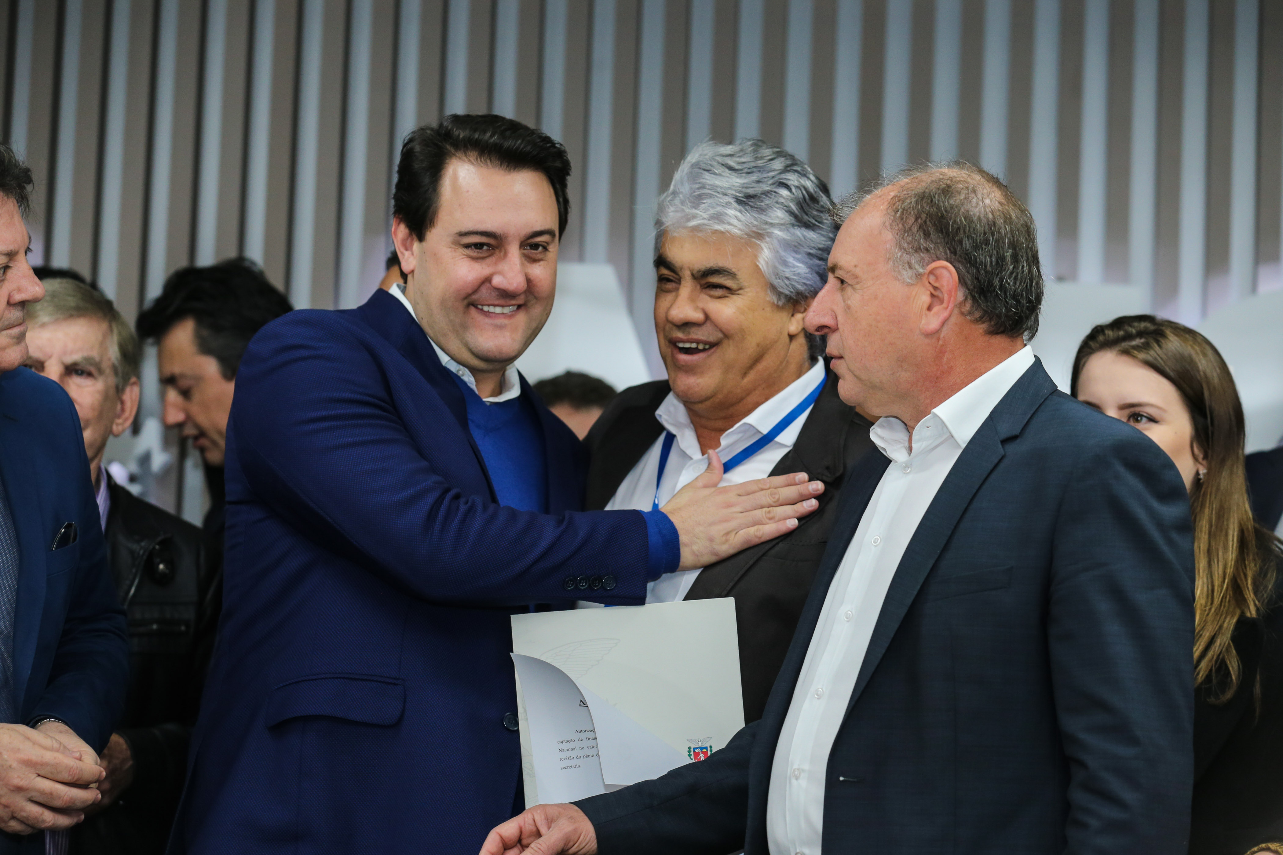 O governador Carlos Massa Ratinho Junior se reúne com prefeitos na sede da Associação dos Municípios do Oeste do Paraná (Amop) em Cascavel nesta sexta-feira (24), para confirmar recursos do Estado para investimentos nos municípios. No mesmo encontro são anunciados investimentos que a Copel fará na região Oeste nos próximos três anos. Cascavel, 24/05/2019 - Foto: Geraldo Bubniak/ANPr