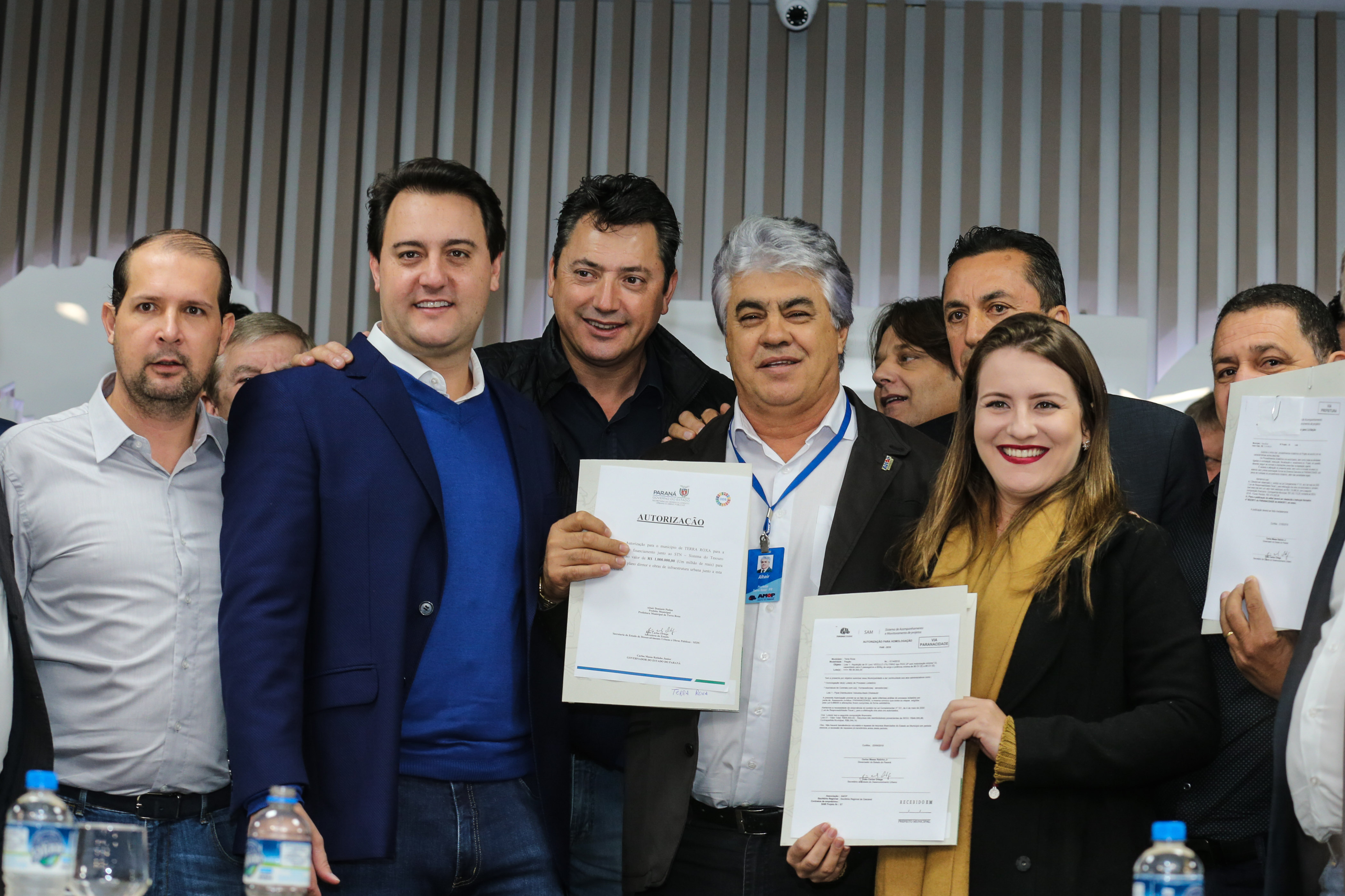 O governador Carlos Massa Ratinho Junior se reúne com prefeitos na sede da Associação dos Municípios do Oeste do Paraná (Amop) em Cascavel nesta sexta-feira (24), para confirmar recursos do Estado para investimentos nos municípios. No mesmo encontro são anunciados investimentos que a Copel fará na região Oeste nos próximos três anos. Cascavel, 24/05/2019 - Foto: Geraldo Bubniak/ANPr