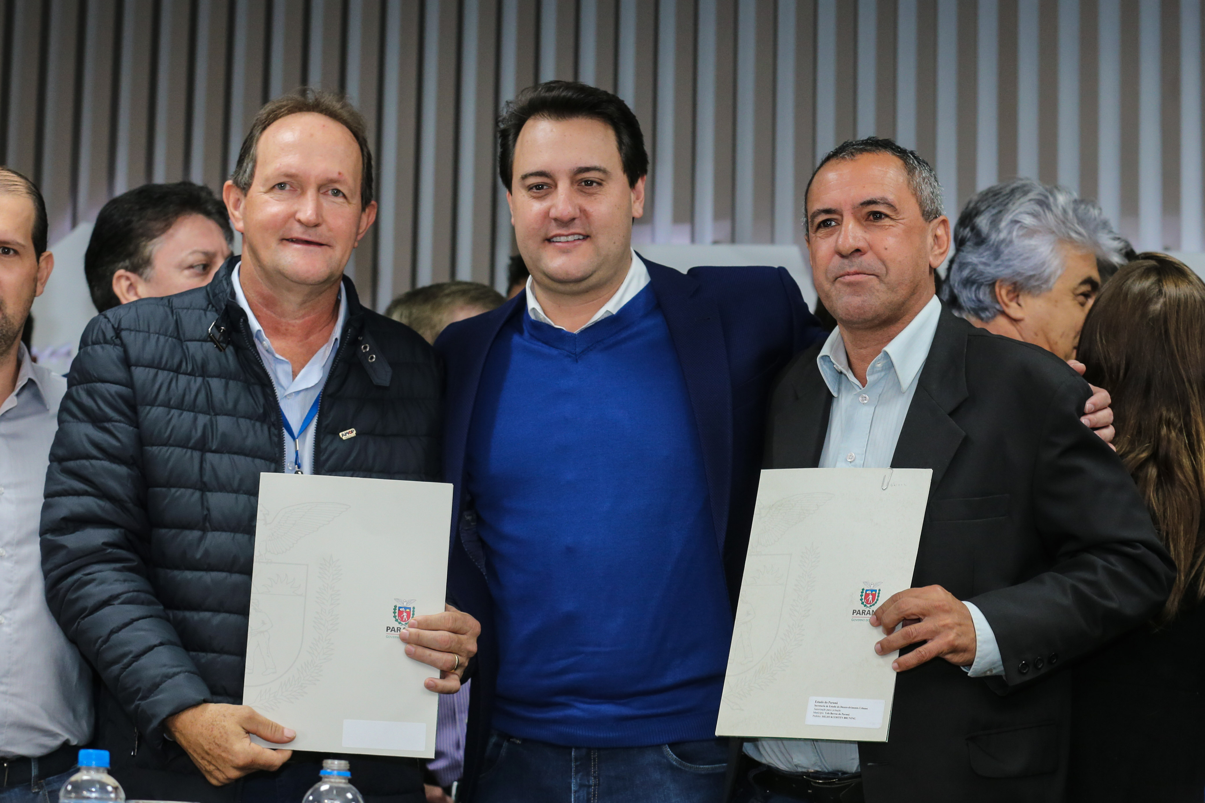 O governador Carlos Massa Ratinho Junior se reúne com prefeitos na sede da Associação dos Municípios do Oeste do Paraná (Amop) em Cascavel nesta sexta-feira (24), para confirmar recursos do Estado para investimentos nos municípios. No mesmo encontro são anunciados investimentos que a Copel fará na região Oeste nos próximos três anos. Cascavel, 24/05/2019 - Foto: Geraldo Bubniak/ANPr