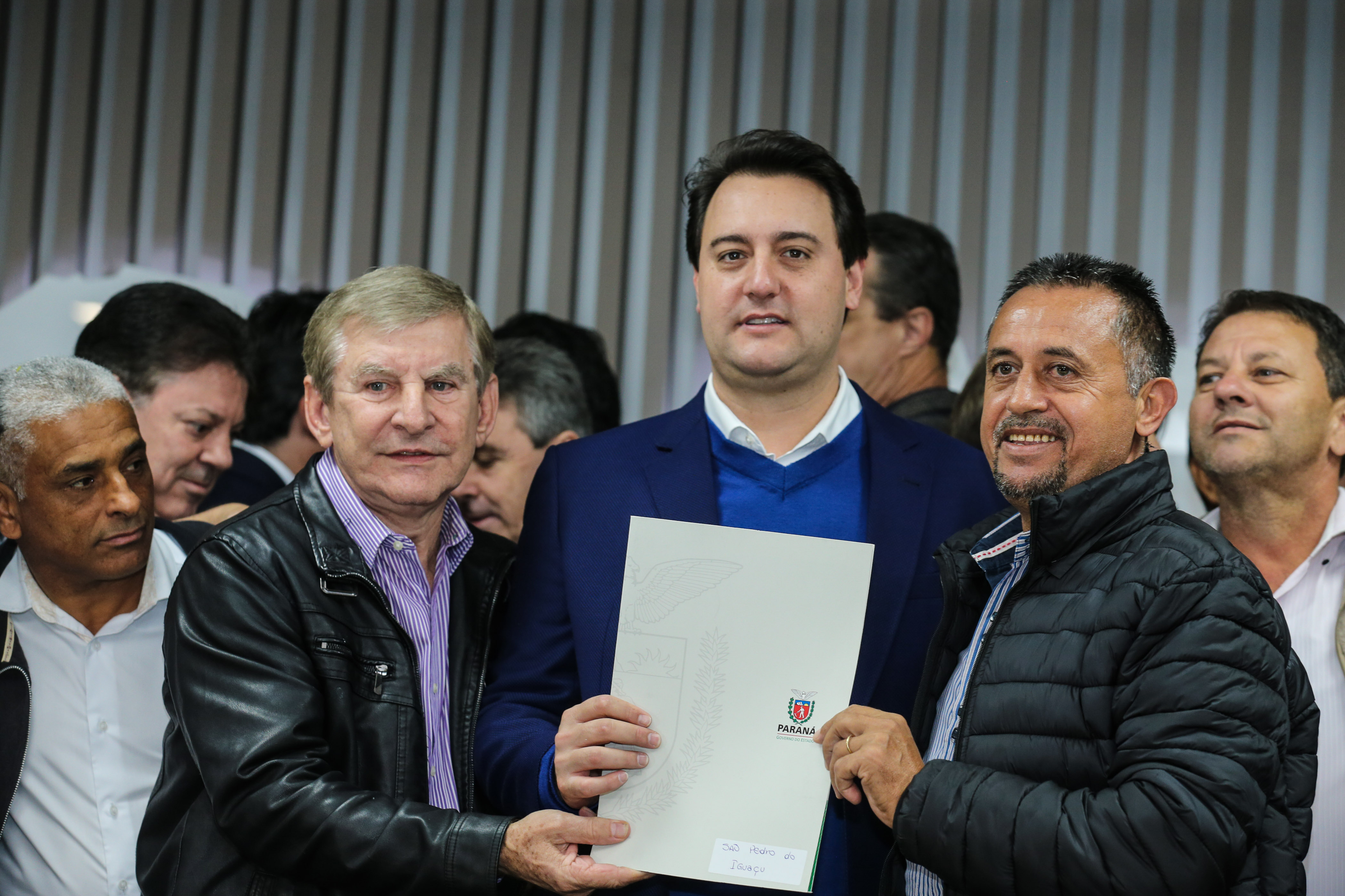 O governador Carlos Massa Ratinho Junior se reúne com prefeitos na sede da Associação dos Municípios do Oeste do Paraná (Amop) em Cascavel nesta sexta-feira (24), para confirmar recursos do Estado para investimentos nos municípios. No mesmo encontro são anunciados investimentos que a Copel fará na região Oeste nos próximos três anos. Cascavel, 24/05/2019 - Foto: Geraldo Bubniak/ANPr
