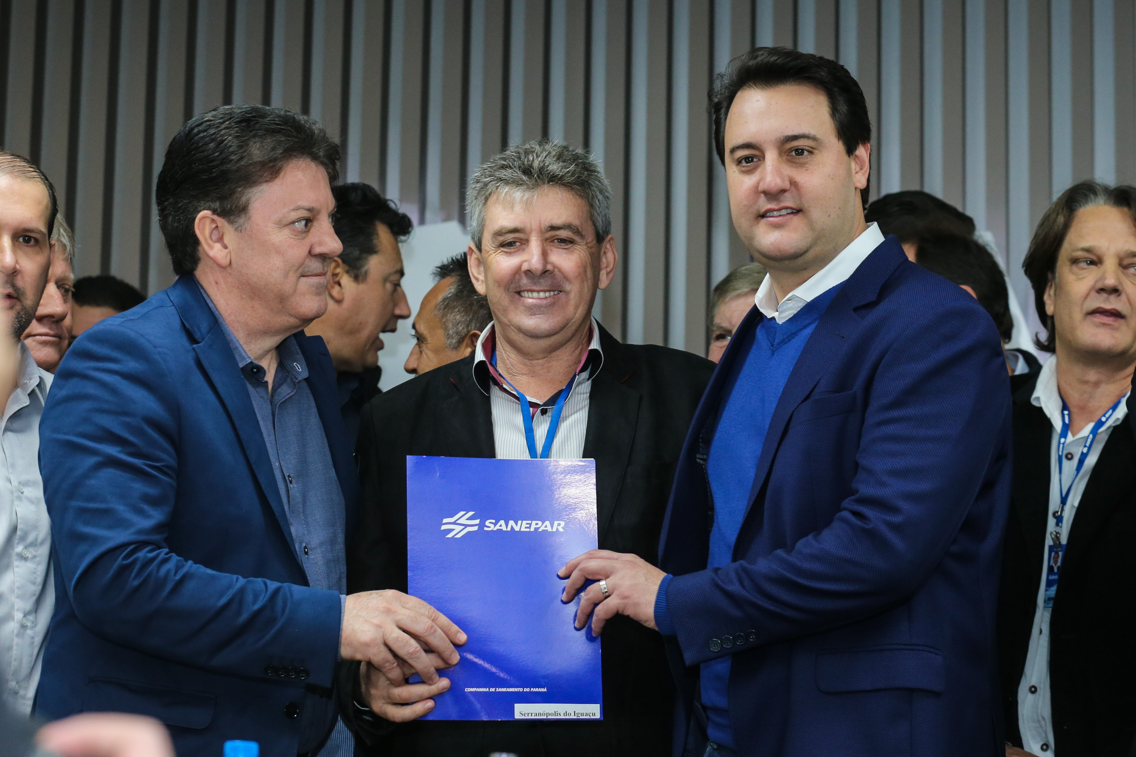 O governador Carlos Massa Ratinho Junior se reúne com prefeitos na sede da Associação dos Municípios do Oeste do Paraná (Amop) em Cascavel nesta sexta-feira (24), para confirmar recursos do Estado para investimentos nos municípios. No mesmo encontro são anunciados investimentos que a Copel fará na região Oeste nos próximos três anos. Cascavel, 24/05/2019 - Foto: Geraldo Bubniak/ANPr