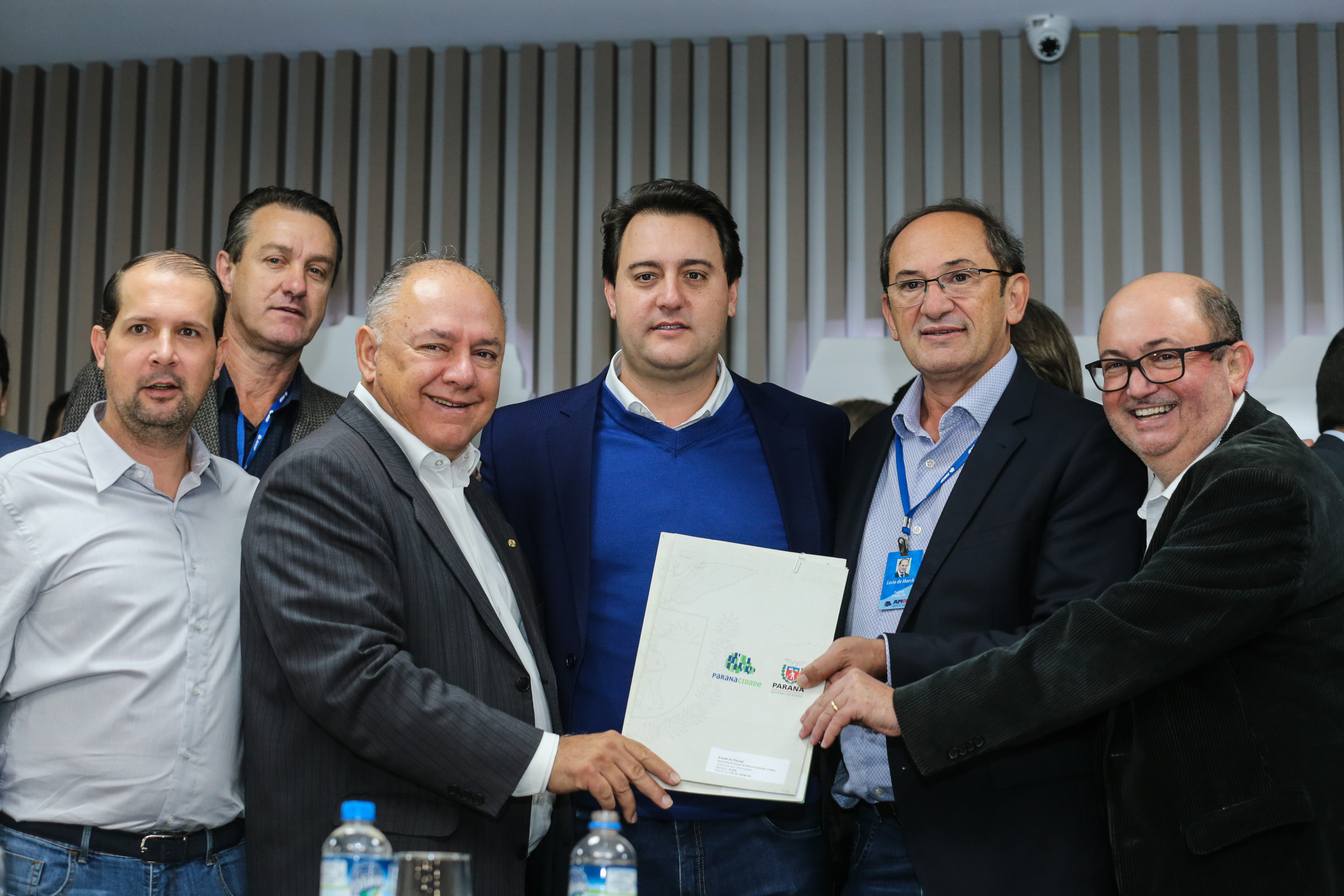 O governador Carlos Massa Ratinho Junior se reúne com prefeitos na sede da Associação dos Municípios do Oeste do Paraná (Amop) em Cascavel nesta sexta-feira (24), para confirmar recursos do Estado para investimentos nos municípios. No mesmo encontro são anunciados investimentos que a Copel fará na região Oeste nos próximos três anos. Cascavel, 24/05/2019 - Foto: Geraldo Bubniak/ANPr