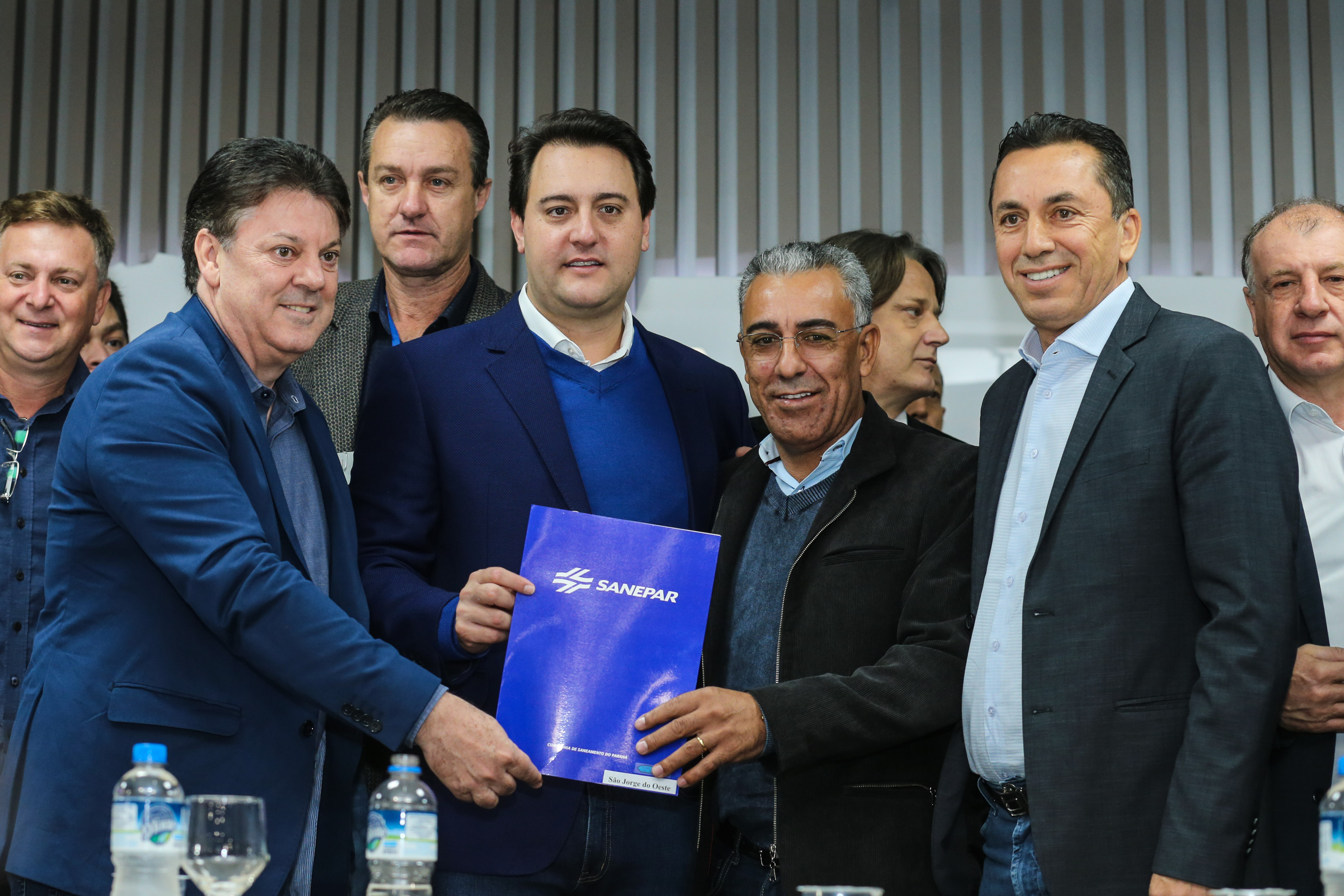 O governador Carlos Massa Ratinho Junior se reúne com prefeitos na sede da Associação dos Municípios do Oeste do Paraná (Amop) em Cascavel nesta sexta-feira (24), para confirmar recursos do Estado para investimentos nos municípios. No mesmo encontro são anunciados investimentos que a Copel fará na região Oeste nos próximos três anos. Cascavel, 24/05/2019 - Foto: Geraldo Bubniak/ANPr