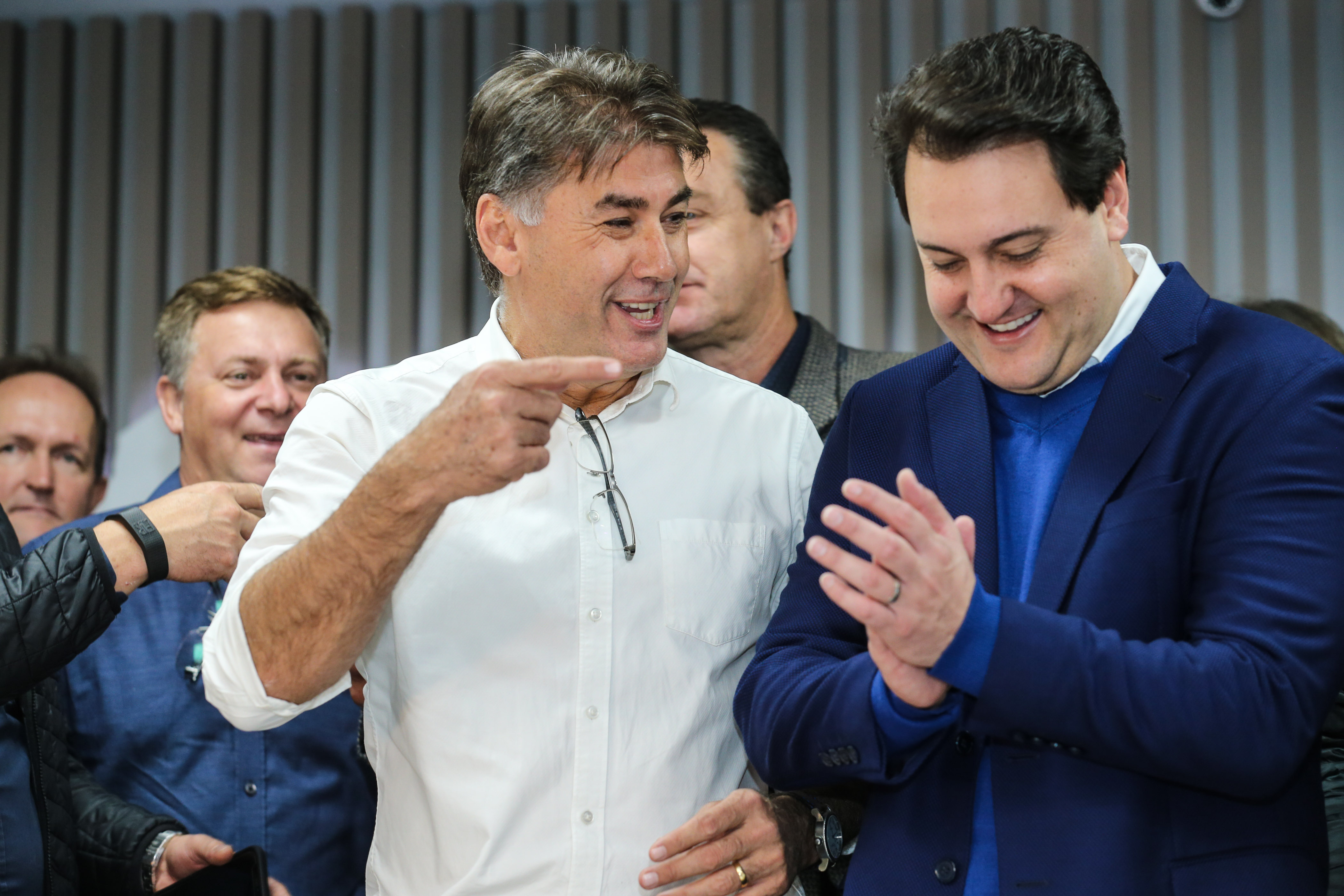 O governador Carlos Massa Ratinho Junior se reúne com prefeitos na sede da Associação dos Municípios do Oeste do Paraná (Amop) em Cascavel nesta sexta-feira (24), para confirmar recursos do Estado para investimentos nos municípios. No mesmo encontro são anunciados investimentos que a Copel fará na região Oeste nos próximos três anos. Cascavel, 24/05/2019 - Foto: Geraldo Bubniak/ANPr