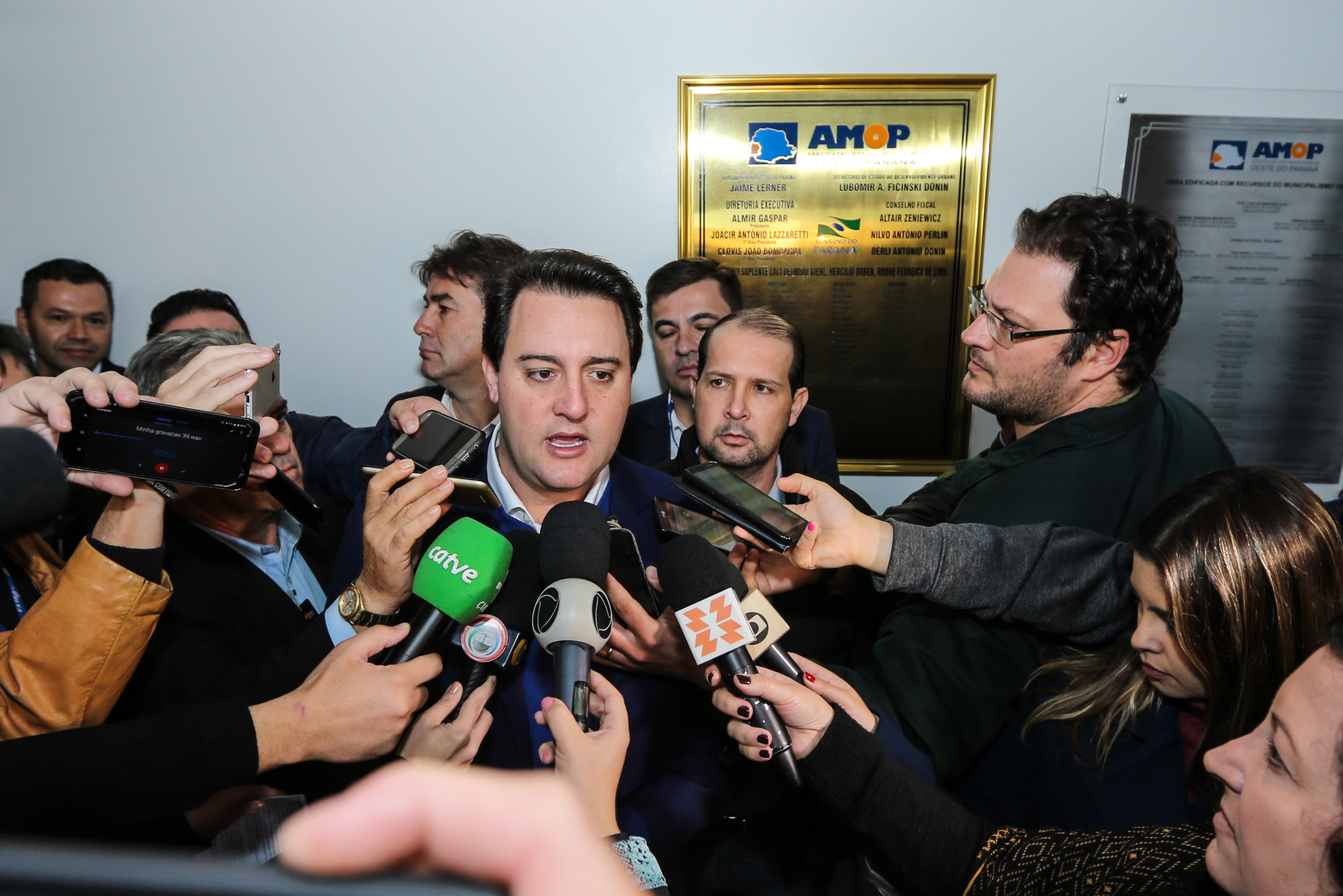 O governador Carlos Massa Ratinho Junior se reúne com prefeitos na sede da Associação dos Municípios do Oeste do Paraná (Amop) em Cascavel nesta sexta-feira (24), para confirmar recursos do Estado para investimentos nos municípios. No mesmo encontro são anunciados investimentos que a Copel fará na região Oeste nos próximos três anos. Cascavel, 24/05/2019 - Foto: Geraldo Bubniak/ANPr