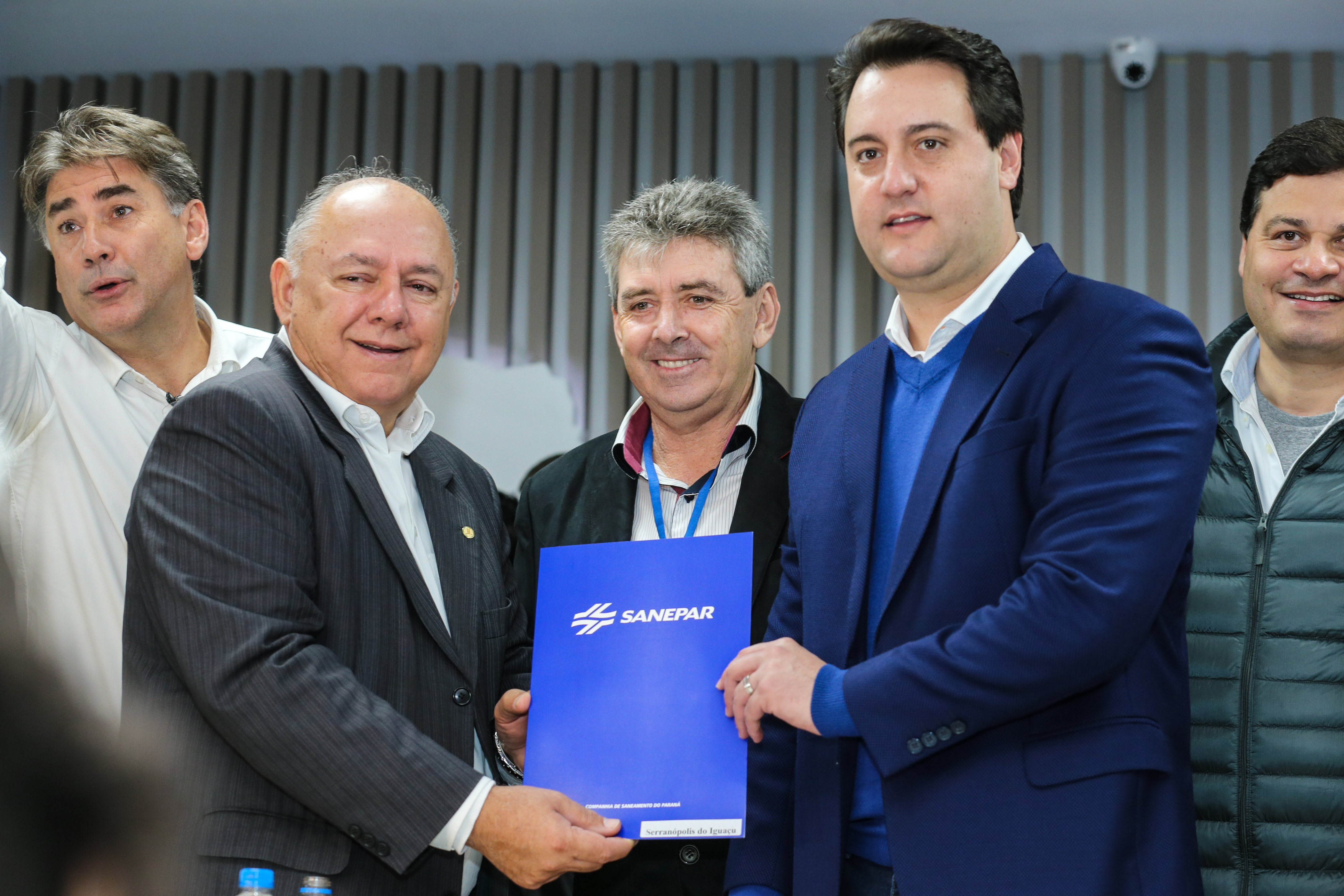 O governador Carlos Massa Ratinho Junior se reúne com prefeitos na sede da Associação dos Municípios do Oeste do Paraná (Amop) em Cascavel nesta sexta-feira (24), para confirmar recursos do Estado para investimentos nos municípios. No mesmo encontro são anunciados investimentos que a Copel fará na região Oeste nos próximos três anos. Cascavel, 24/05/2019 - Foto: Geraldo Bubniak/ANPr