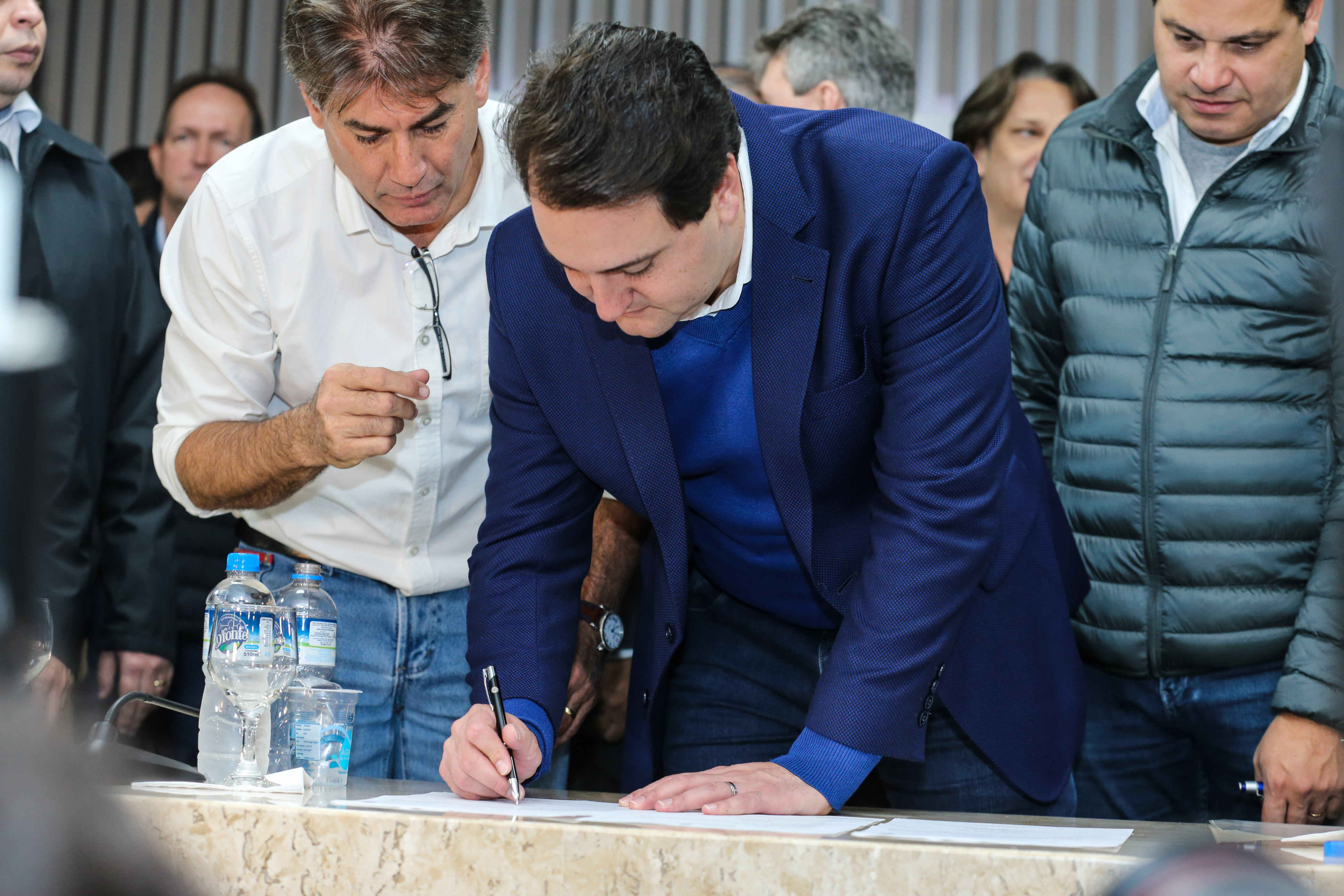 O governador Carlos Massa Ratinho Junior se reúne com prefeitos na sede da Associação dos Municípios do Oeste do Paraná (Amop) em Cascavel nesta sexta-feira (24), para confirmar recursos do Estado para investimentos nos municípios. No mesmo encontro são anunciados investimentos que a Copel fará na região Oeste nos próximos três anos. Cascavel, 24/05/2019 - Foto: Geraldo Bubniak/ANPr