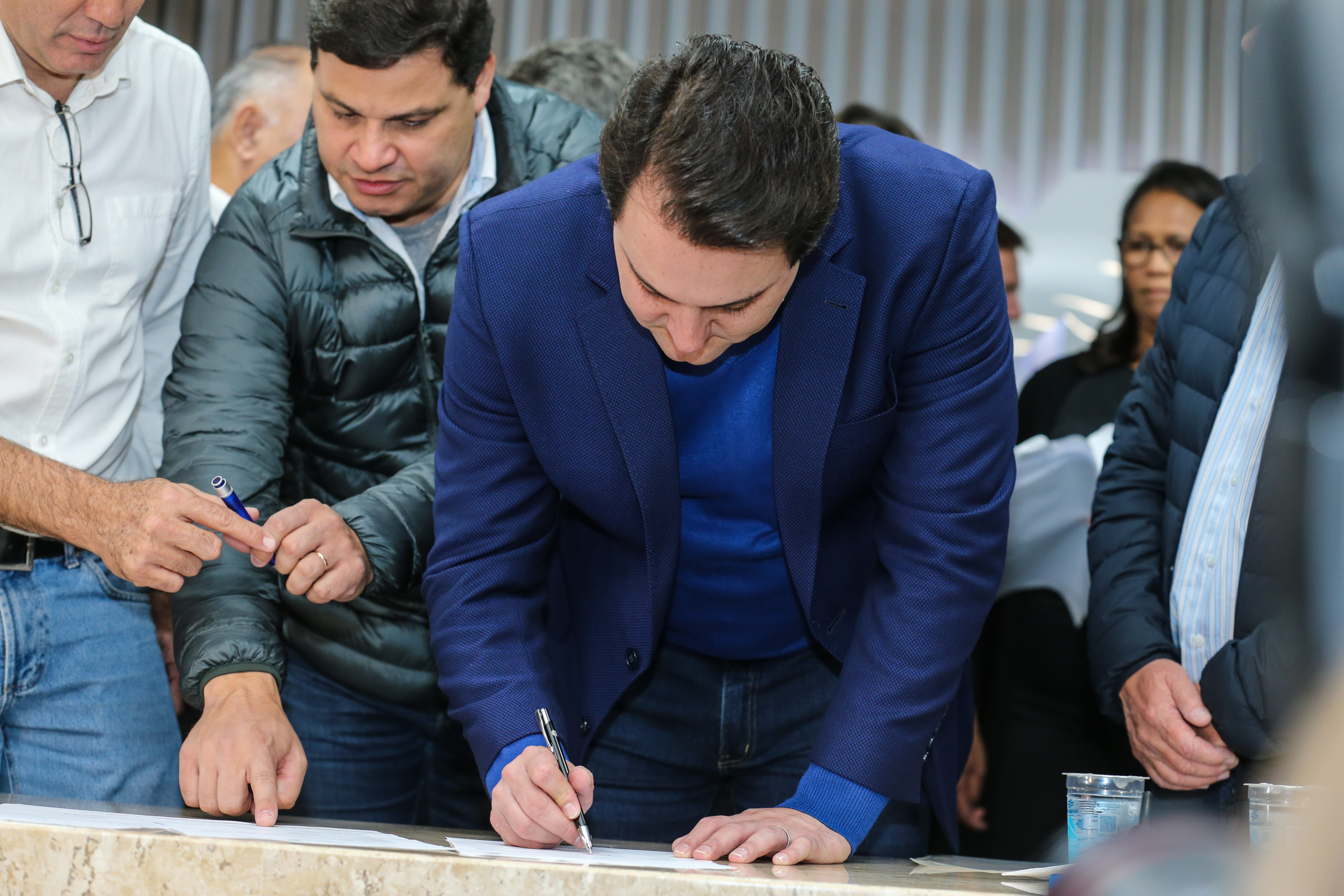 O governador Carlos Massa Ratinho Junior se reúne com prefeitos na sede da Associação dos Municípios do Oeste do Paraná (Amop) em Cascavel nesta sexta-feira (24), para confirmar recursos do Estado para investimentos nos municípios. No mesmo encontro são anunciados investimentos que a Copel fará na região Oeste nos próximos três anos. Cascavel, 24/05/2019 - Foto: Geraldo Bubniak/ANPr