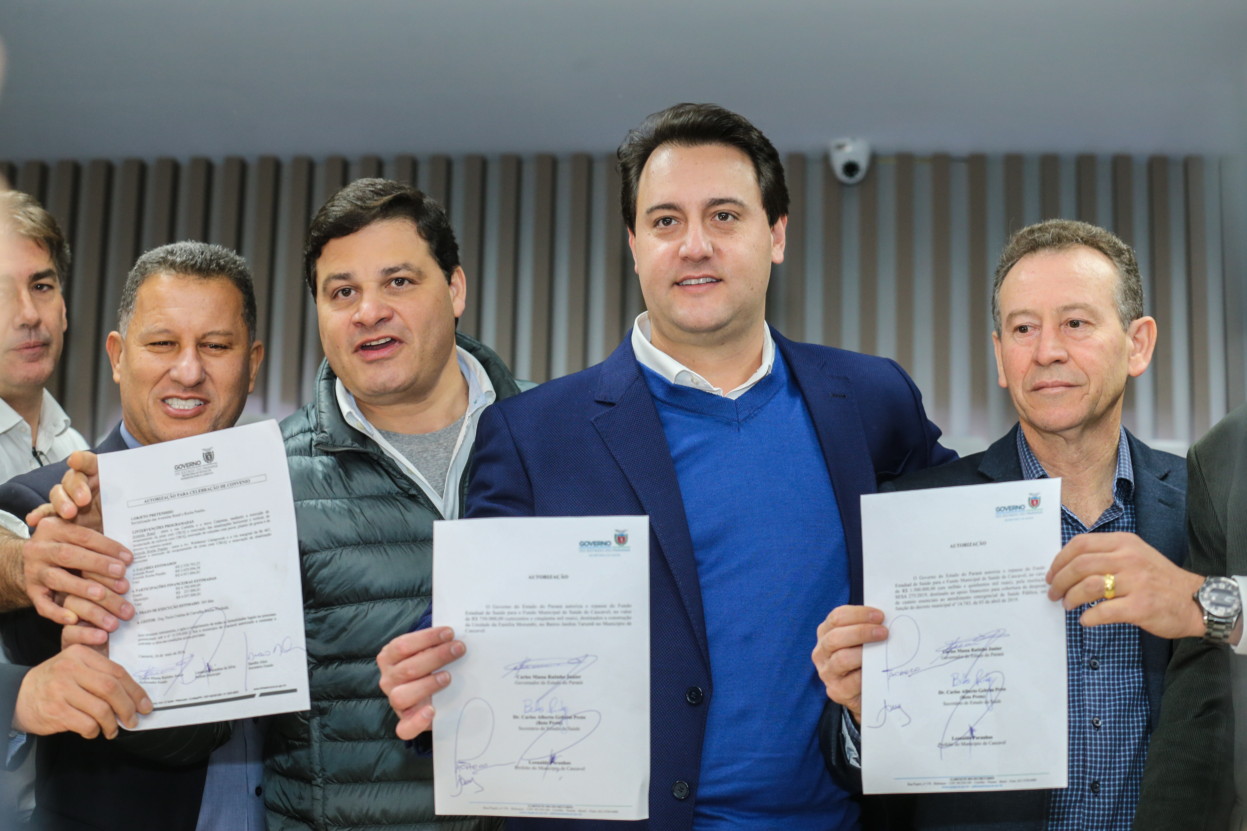 O governador Carlos Massa Ratinho Junior se reúne com prefeitos na sede da Associação dos Municípios do Oeste do Paraná (Amop) em Cascavel nesta sexta-feira (24), para confirmar recursos do Estado para investimentos nos municípios. No mesmo encontro são anunciados investimentos que a Copel fará na região Oeste nos próximos três anos. Cascavel, 24/05/2019 - Foto: Geraldo Bubniak/ANPr