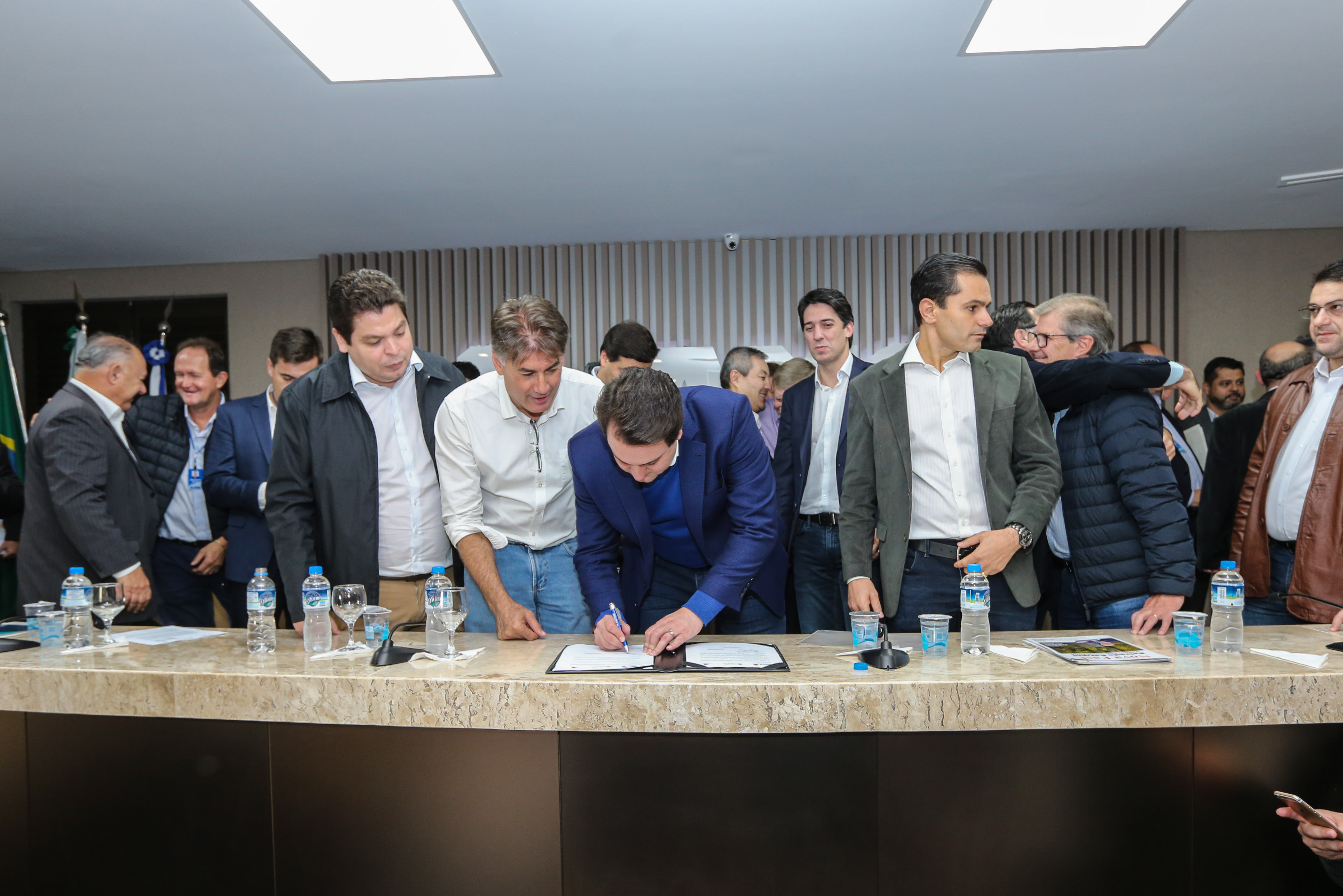 O governador Carlos Massa Ratinho Junior se reúne com prefeitos na sede da Associação dos Municípios do Oeste do Paraná (Amop) em Cascavel nesta sexta-feira (24), para confirmar recursos do Estado para investimentos nos municípios. No mesmo encontro são anunciados investimentos que a Copel fará na região Oeste nos próximos três anos. Cascavel, 24/05/2019 - Foto: Geraldo Bubniak/ANPr