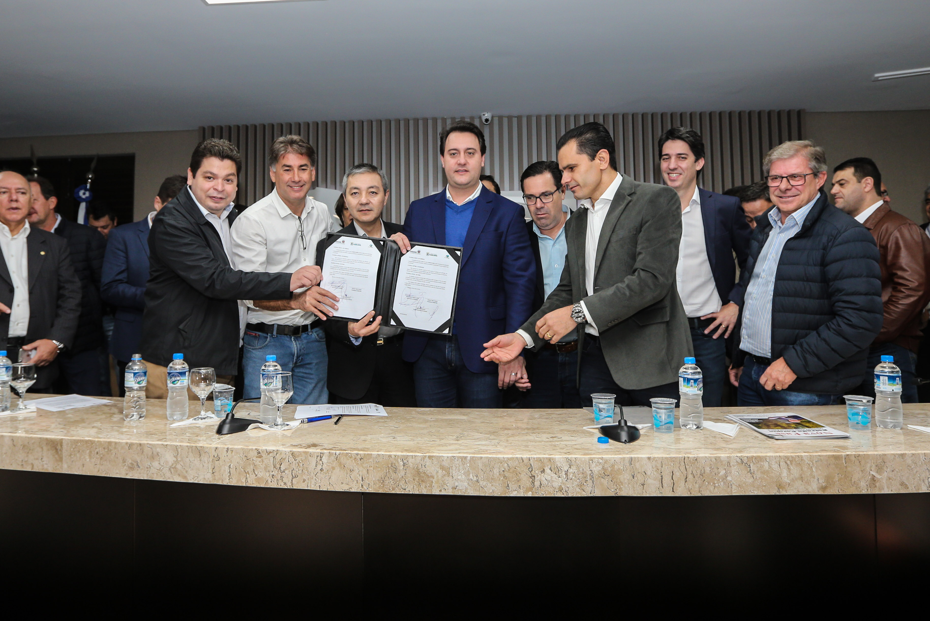 O governador Carlos Massa Ratinho Junior se reúne com prefeitos na sede da Associação dos Municípios do Oeste do Paraná (Amop) em Cascavel nesta sexta-feira (24), para confirmar recursos do Estado para investimentos nos municípios. No mesmo encontro são anunciados investimentos que a Copel fará na região Oeste nos próximos três anos. Cascavel, 24/05/2019 - Foto: Geraldo Bubniak/ANPr