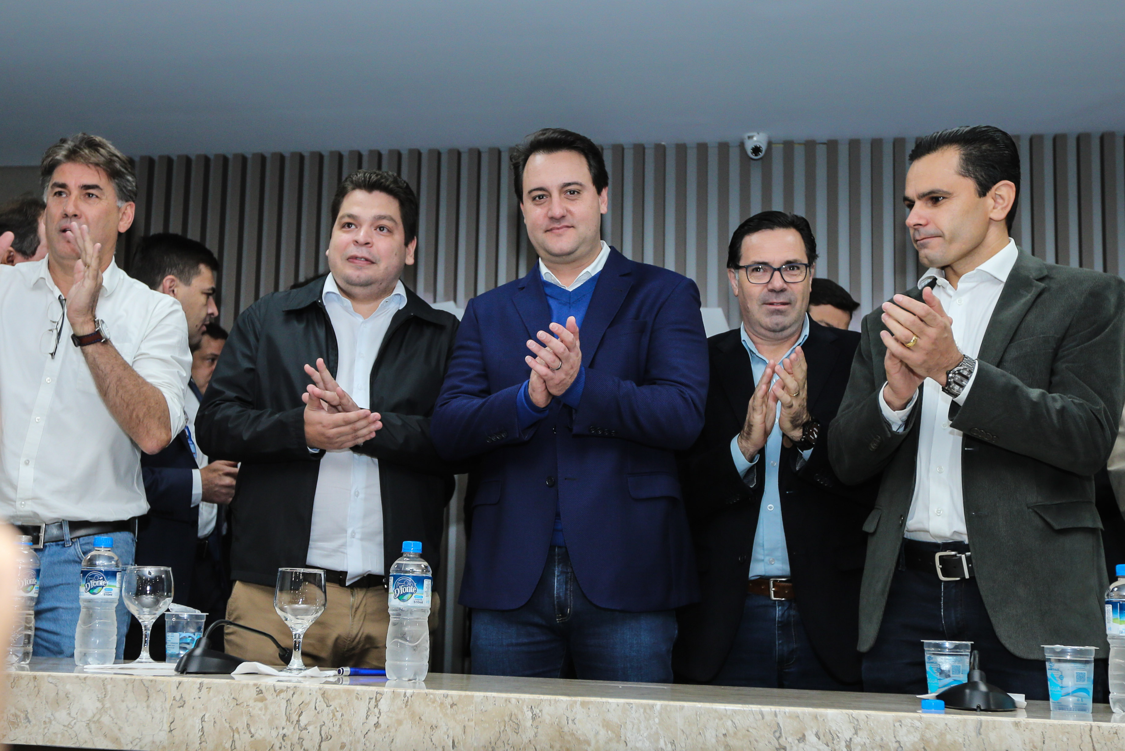 O governador Carlos Massa Ratinho Junior se reúne com prefeitos na sede da Associação dos Municípios do Oeste do Paraná (Amop) em Cascavel nesta sexta-feira (24), para confirmar recursos do Estado para investimentos nos municípios. No mesmo encontro são anunciados investimentos que a Copel fará na região Oeste nos próximos três anos. Cascavel, 24/05/2019 - Foto: Geraldo Bubniak/ANPr
