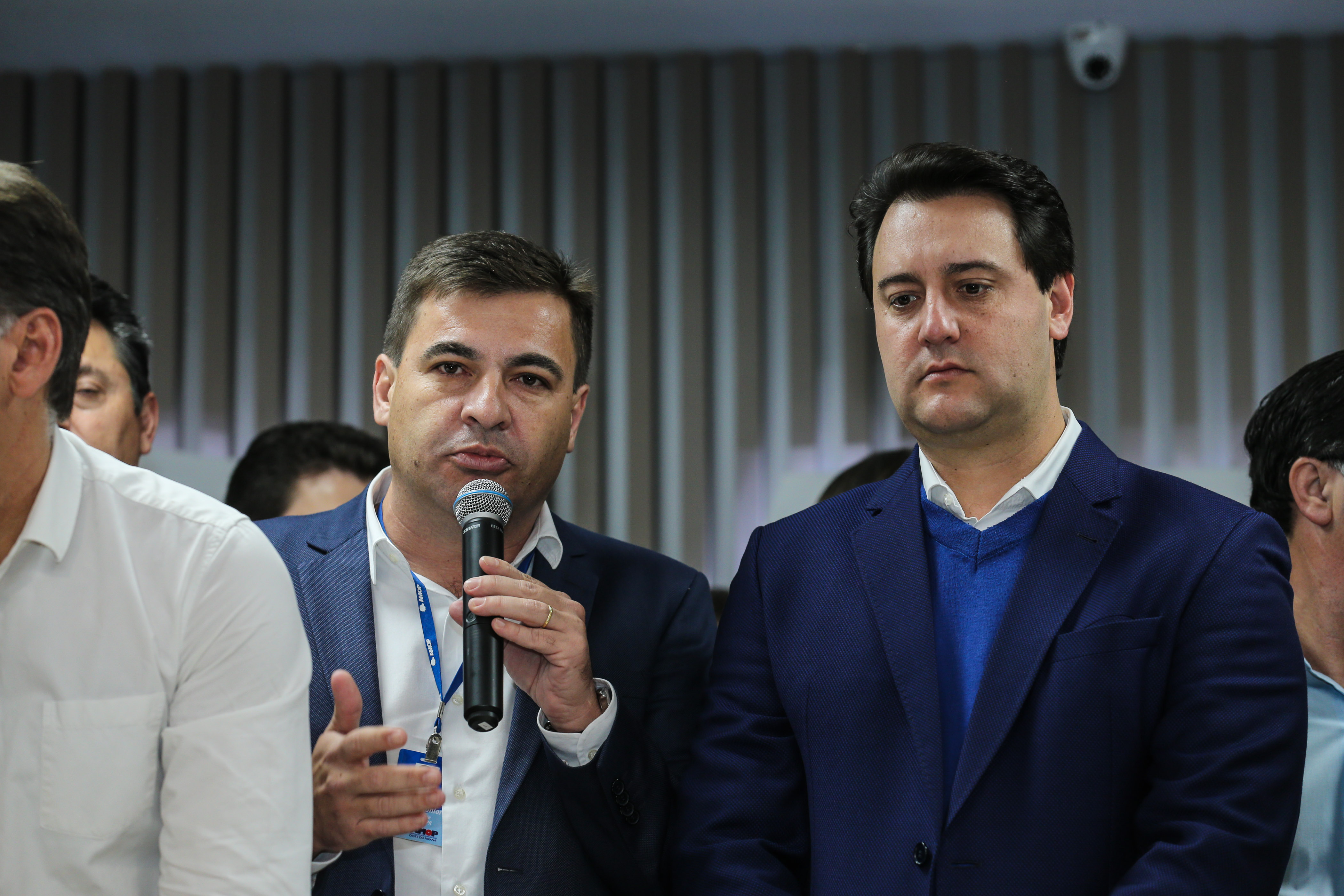 O governador Carlos Massa Ratinho Junior se reúne com prefeitos na sede da Associação dos Municípios do Oeste do Paraná (Amop) em Cascavel nesta sexta-feira (24), para confirmar recursos do Estado para investimentos nos municípios. No mesmo encontro são anunciados investimentos que a Copel fará na região Oeste nos próximos três anos. Cascavel, 24/05/2019 - Foto: Geraldo Bubniak/ANPr