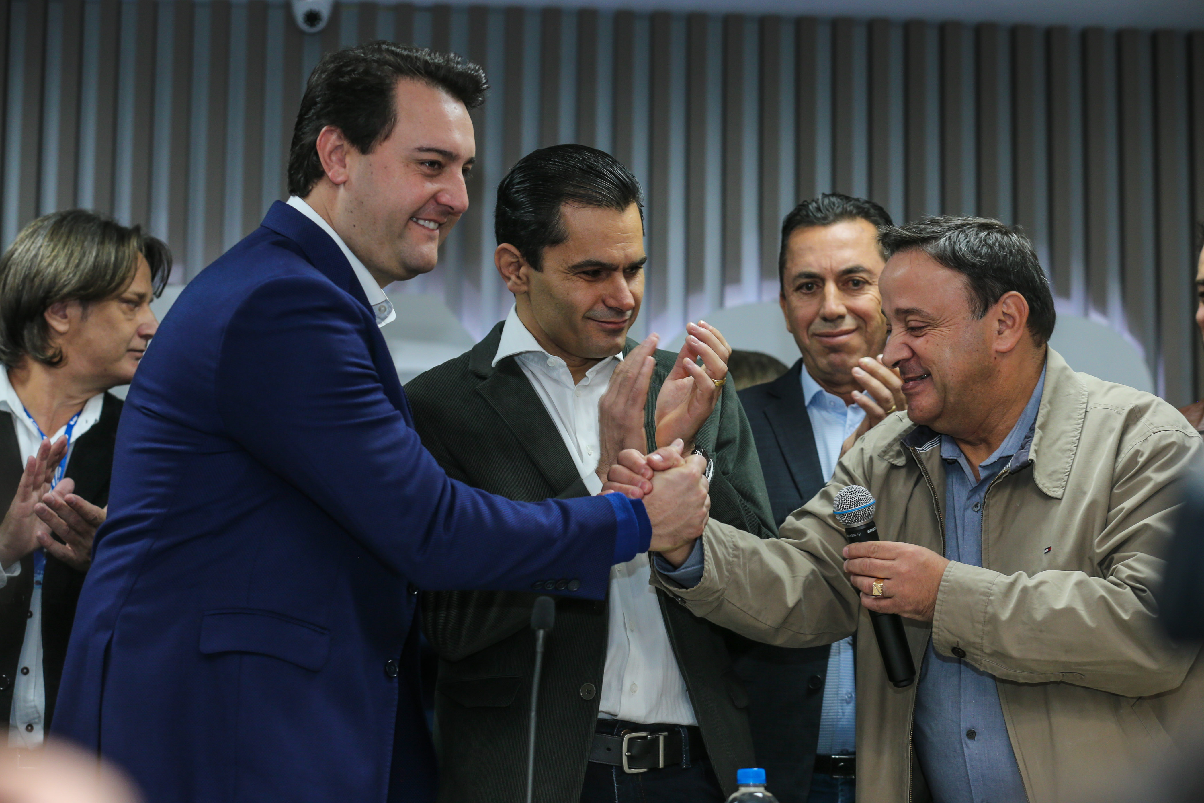 O governador Carlos Massa Ratinho Junior se reúne com prefeitos na sede da Associação dos Municípios do Oeste do Paraná (Amop) em Cascavel nesta sexta-feira (24), para confirmar recursos do Estado para investimentos nos municípios. No mesmo encontro são anunciados investimentos que a Copel fará na região Oeste nos próximos três anos. Cascavel, 24/05/2019 - Foto: Geraldo Bubniak/ANPr
