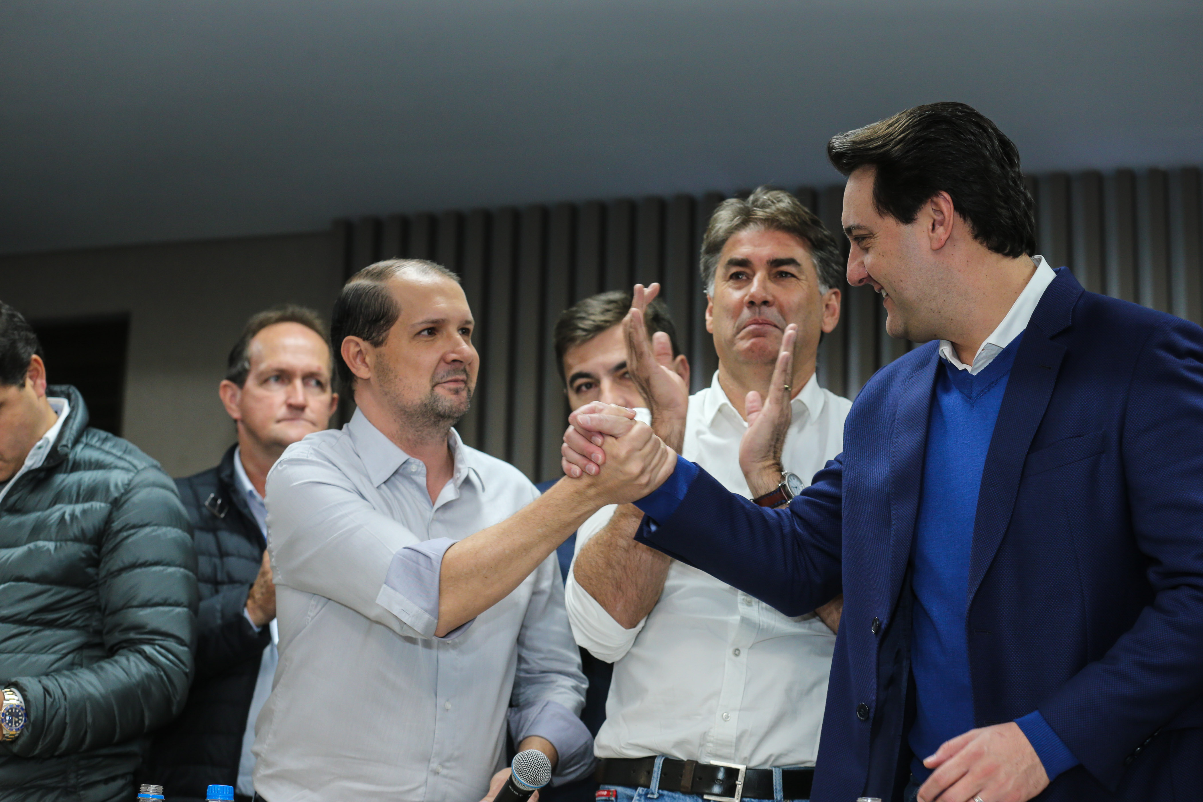 O governador Carlos Massa Ratinho Junior se reúne com prefeitos na sede da Associação dos Municípios do Oeste do Paraná (Amop) em Cascavel nesta sexta-feira (24), para confirmar recursos do Estado para investimentos nos municípios. No mesmo encontro são anunciados investimentos que a Copel fará na região Oeste nos próximos três anos. Cascavel, 24/05/2019 - Foto: Geraldo Bubniak/ANPr