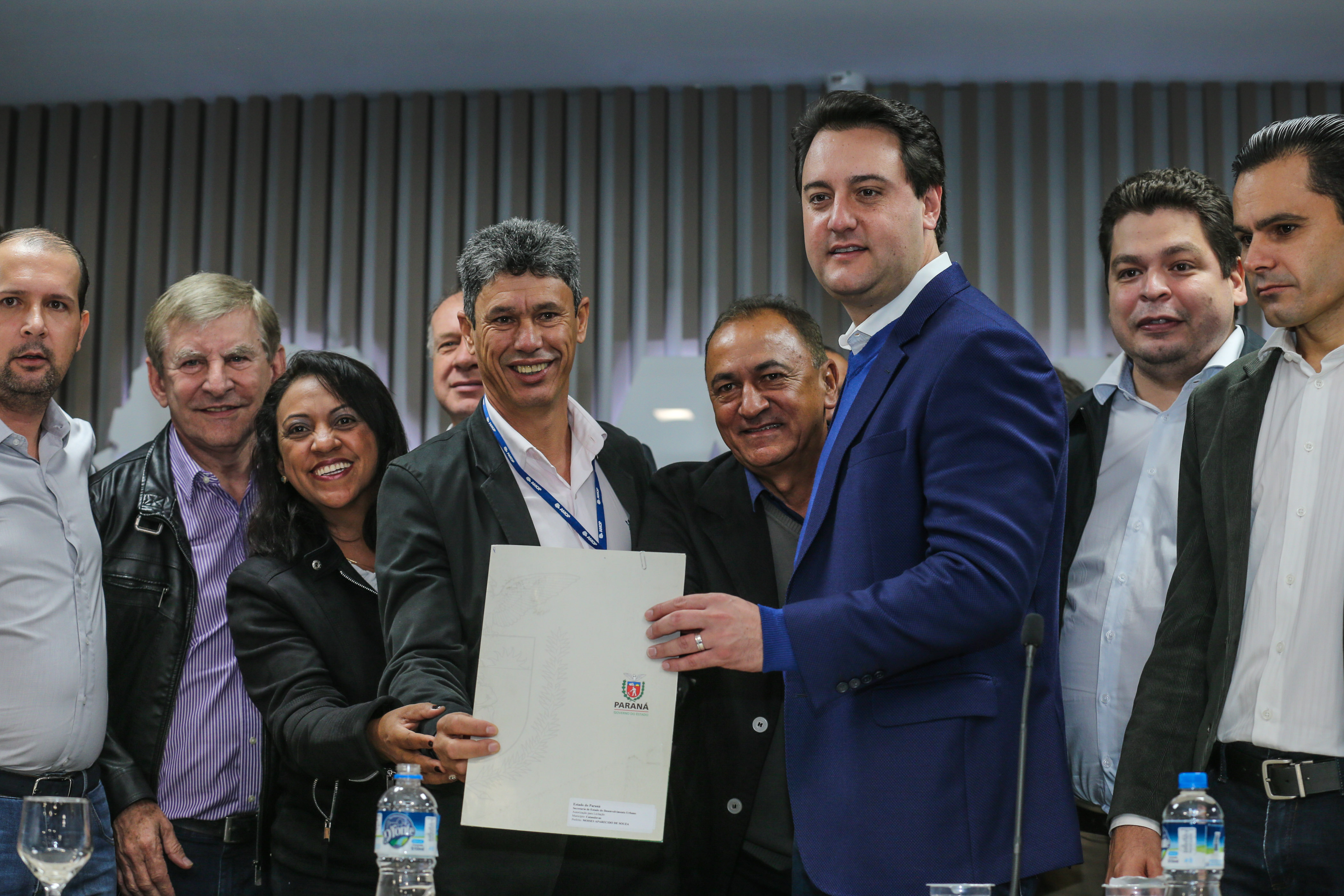 O governador Carlos Massa Ratinho Junior se reúne com prefeitos na sede da Associação dos Municípios do Oeste do Paraná (Amop) em Cascavel nesta sexta-feira (24), para confirmar recursos do Estado para investimentos nos municípios. No mesmo encontro são anunciados investimentos que a Copel fará na região Oeste nos próximos três anos. Cascavel, 24/05/2019 - Foto: Geraldo Bubniak/ANPr