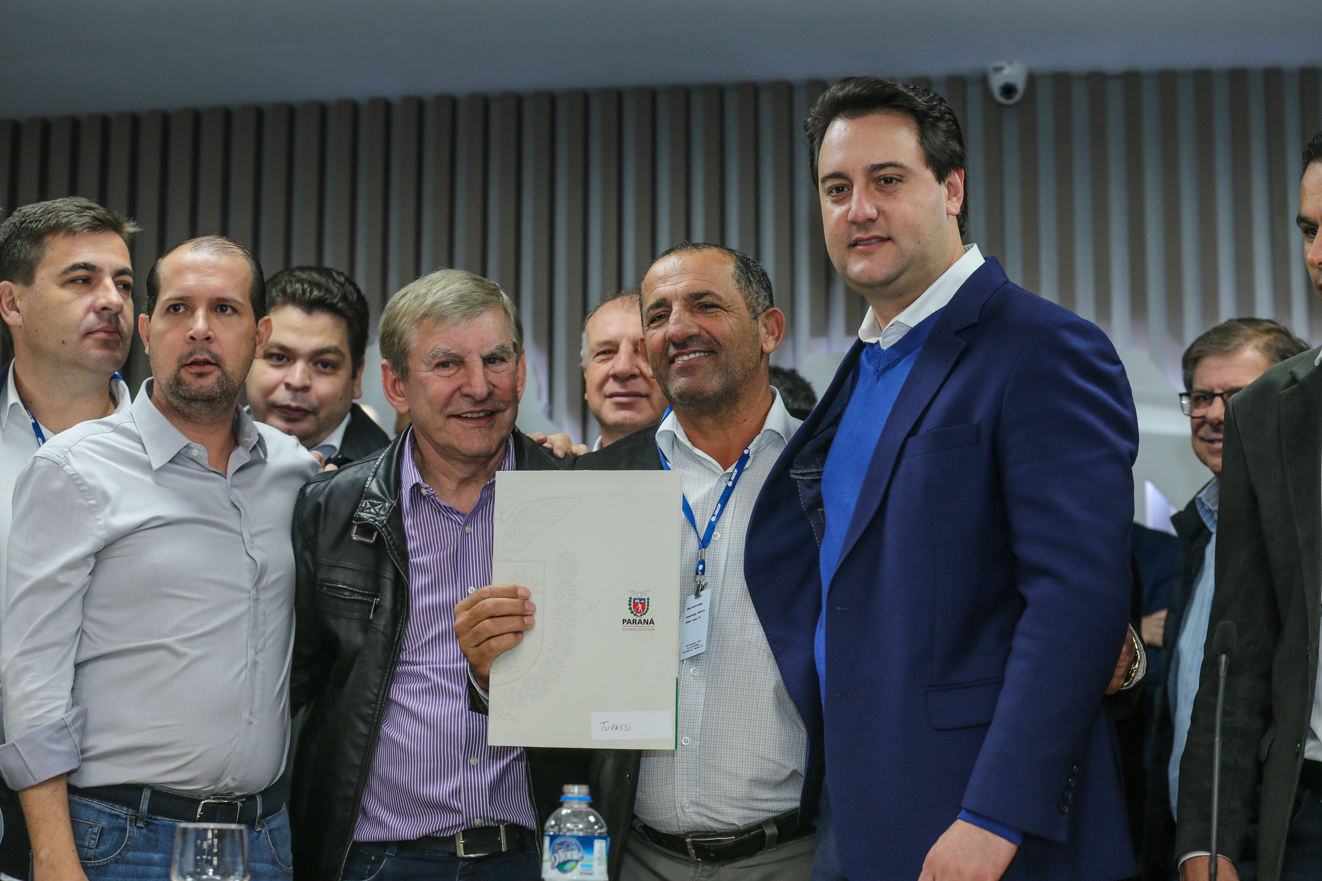 O governador Carlos Massa Ratinho Junior se reúne com prefeitos na sede da Associação dos Municípios do Oeste do Paraná (Amop) em Cascavel nesta sexta-feira (24), para confirmar recursos do Estado para investimentos nos municípios. No mesmo encontro são anunciados investimentos que a Copel fará na região Oeste nos próximos três anos. Cascavel, 24/05/2019 - Foto: Geraldo Bubniak/ANPr