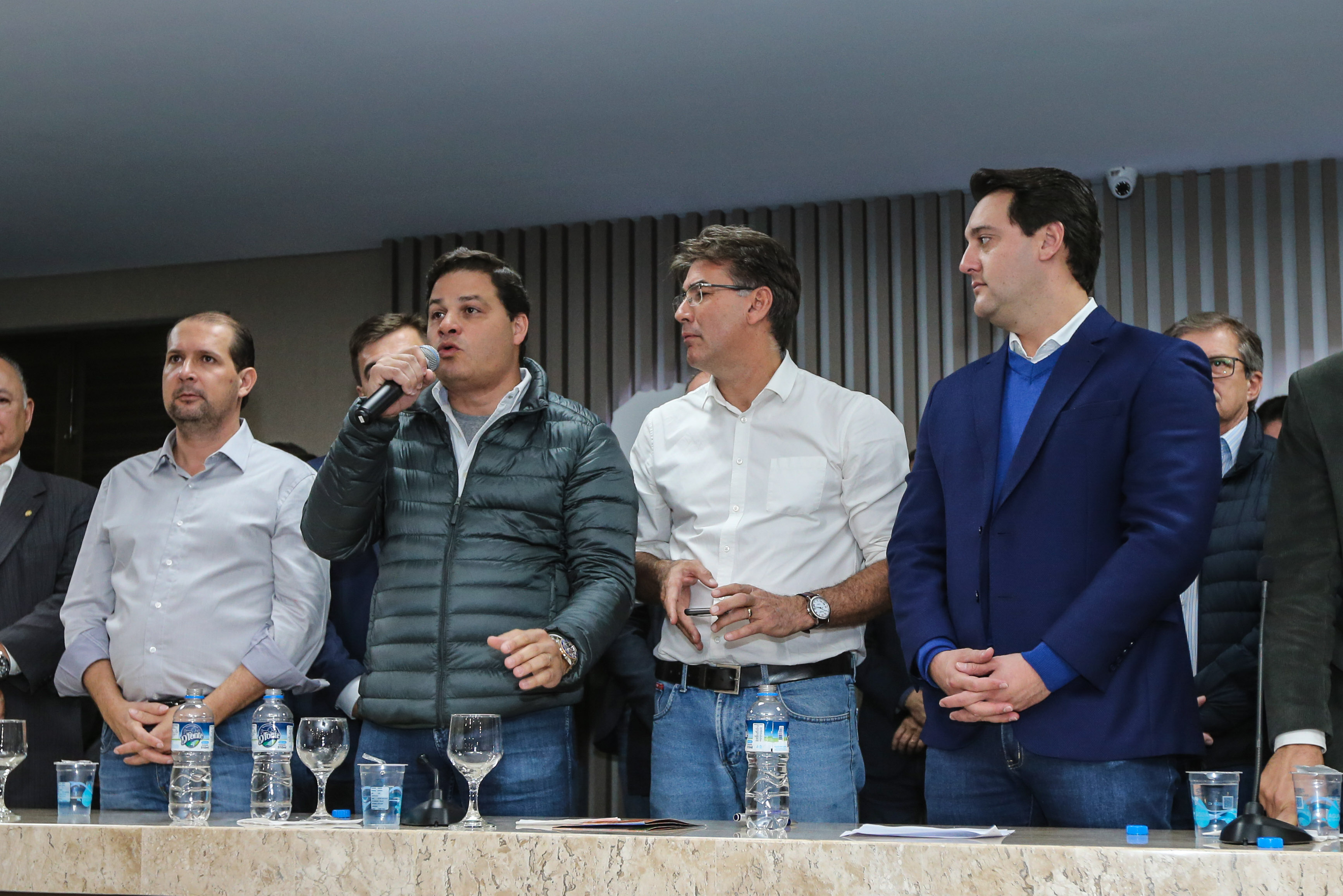 O governador Carlos Massa Ratinho Junior se reúne com prefeitos na sede da Associação dos Municípios do Oeste do Paraná (Amop) em Cascavel nesta sexta-feira (24), para confirmar recursos do Estado para investimentos nos municípios. No mesmo encontro são anunciados investimentos que a Copel fará na região Oeste nos próximos três anos. Cascavel, 24/05/2019 - Foto: Geraldo Bubniak/ANPr