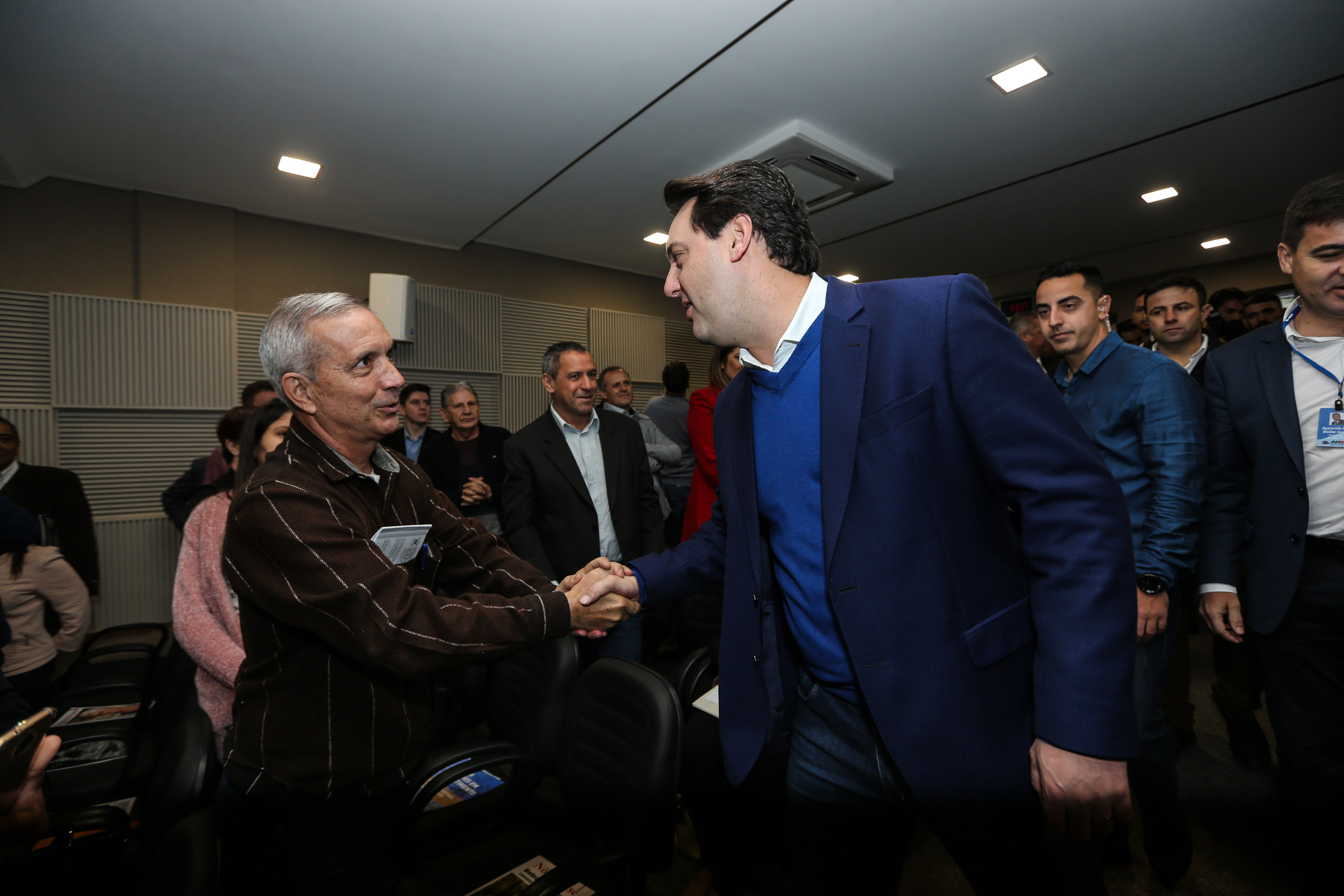 O governador Carlos Massa Ratinho Junior se reúne com prefeitos na sede da Associação dos Municípios do Oeste do Paraná (Amop) em Cascavel nesta sexta-feira (24), para confirmar recursos do Estado para investimentos nos municípios. No mesmo encontro são anunciados investimentos que a Copel fará na região Oeste nos próximos três anos. Cascavel, 24/05/2019 - Foto: Geraldo Bubniak/ANPr