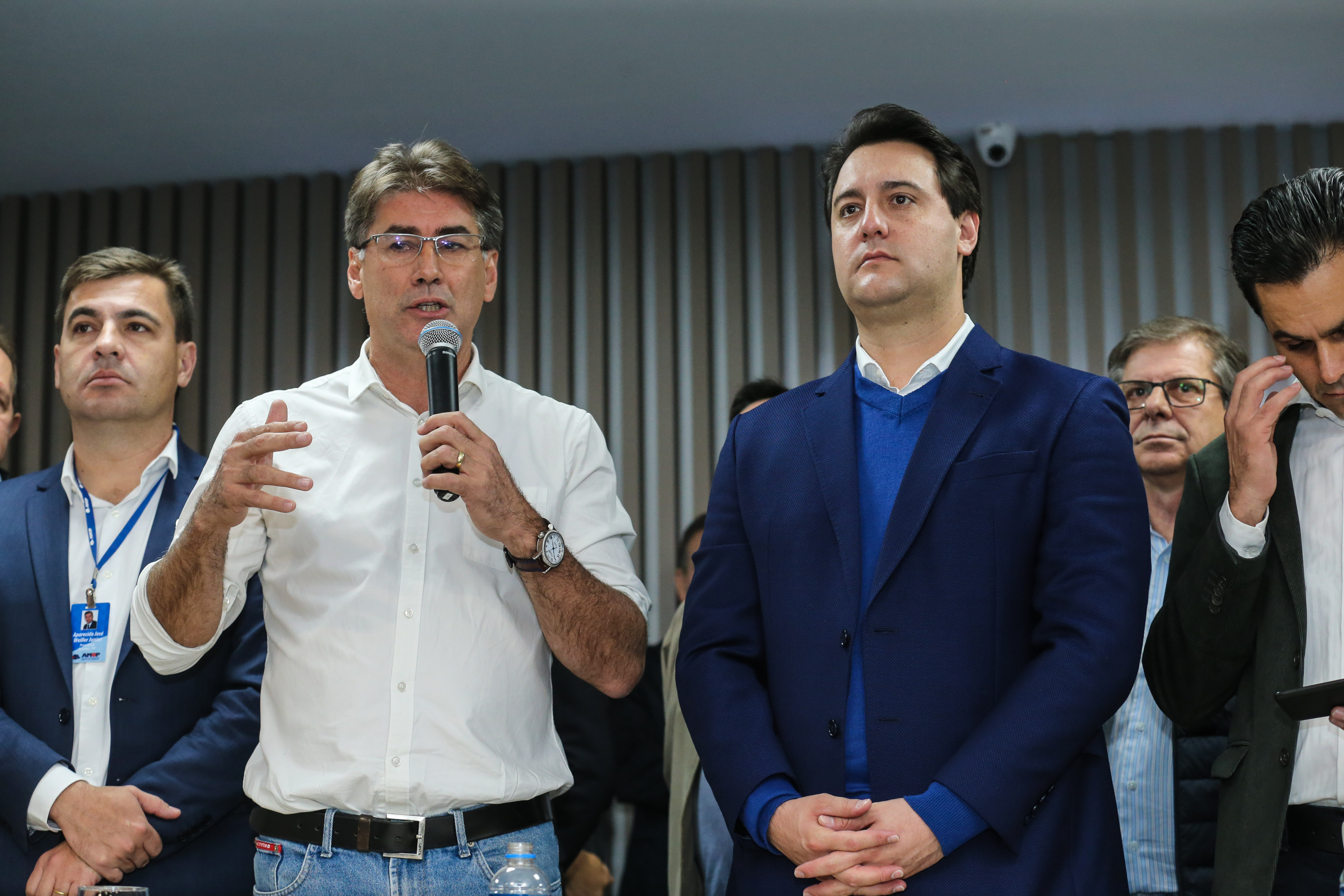 O governador Carlos Massa Ratinho Junior se reúne com prefeitos na sede da Associação dos Municípios do Oeste do Paraná (Amop) em Cascavel nesta sexta-feira (24), para confirmar recursos do Estado para investimentos nos municípios. No mesmo encontro são anunciados investimentos que a Copel fará na região Oeste nos próximos três anos. Cascavel, 24/05/2019 - Foto: Geraldo Bubniak/ANPr