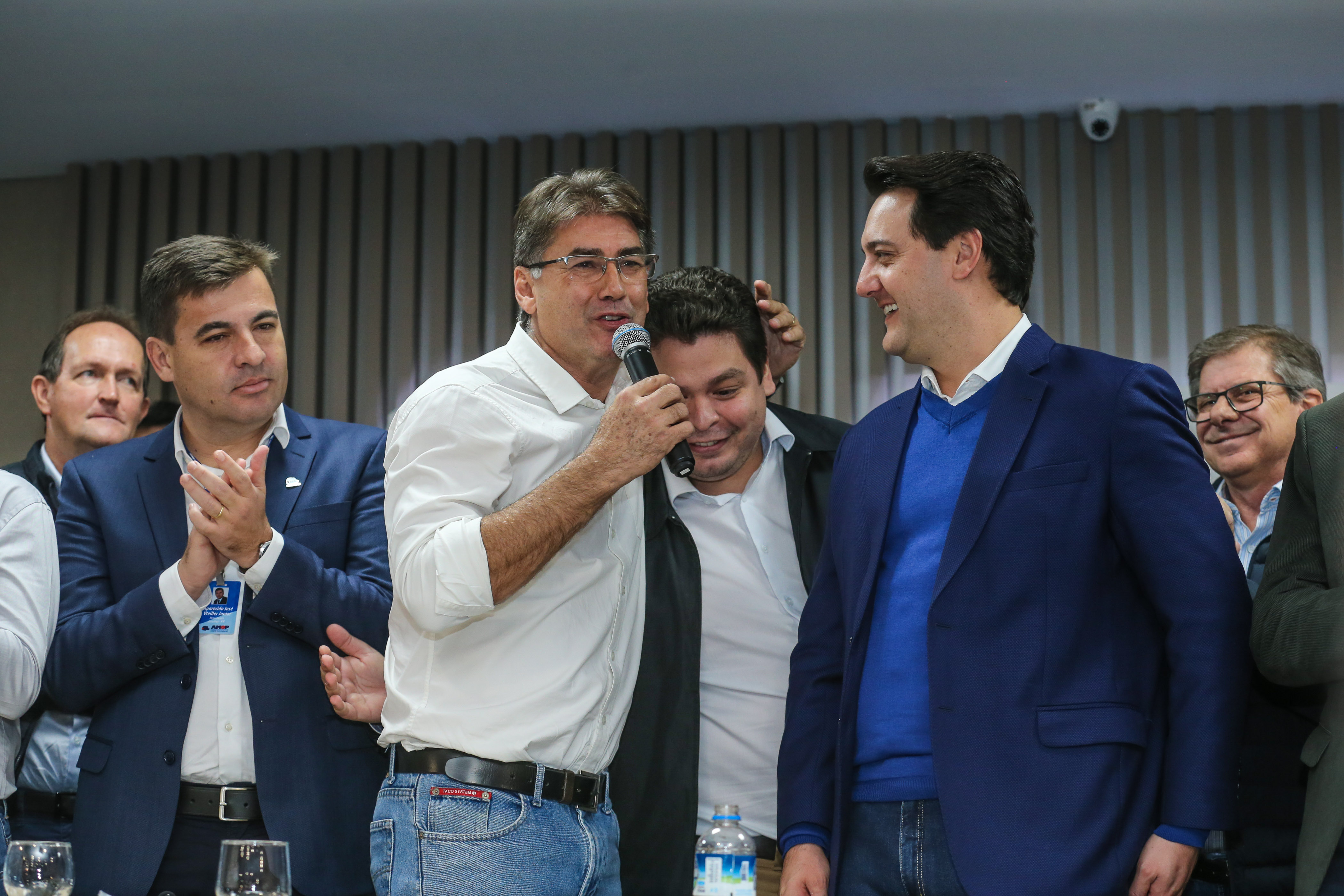 O governador Carlos Massa Ratinho Junior se reúne com prefeitos na sede da Associação dos Municípios do Oeste do Paraná (Amop) em Cascavel nesta sexta-feira (24), para confirmar recursos do Estado para investimentos nos municípios. No mesmo encontro são anunciados investimentos que a Copel fará na região Oeste nos próximos três anos. Cascavel, 24/05/2019 - Foto: Geraldo Bubniak/ANPr