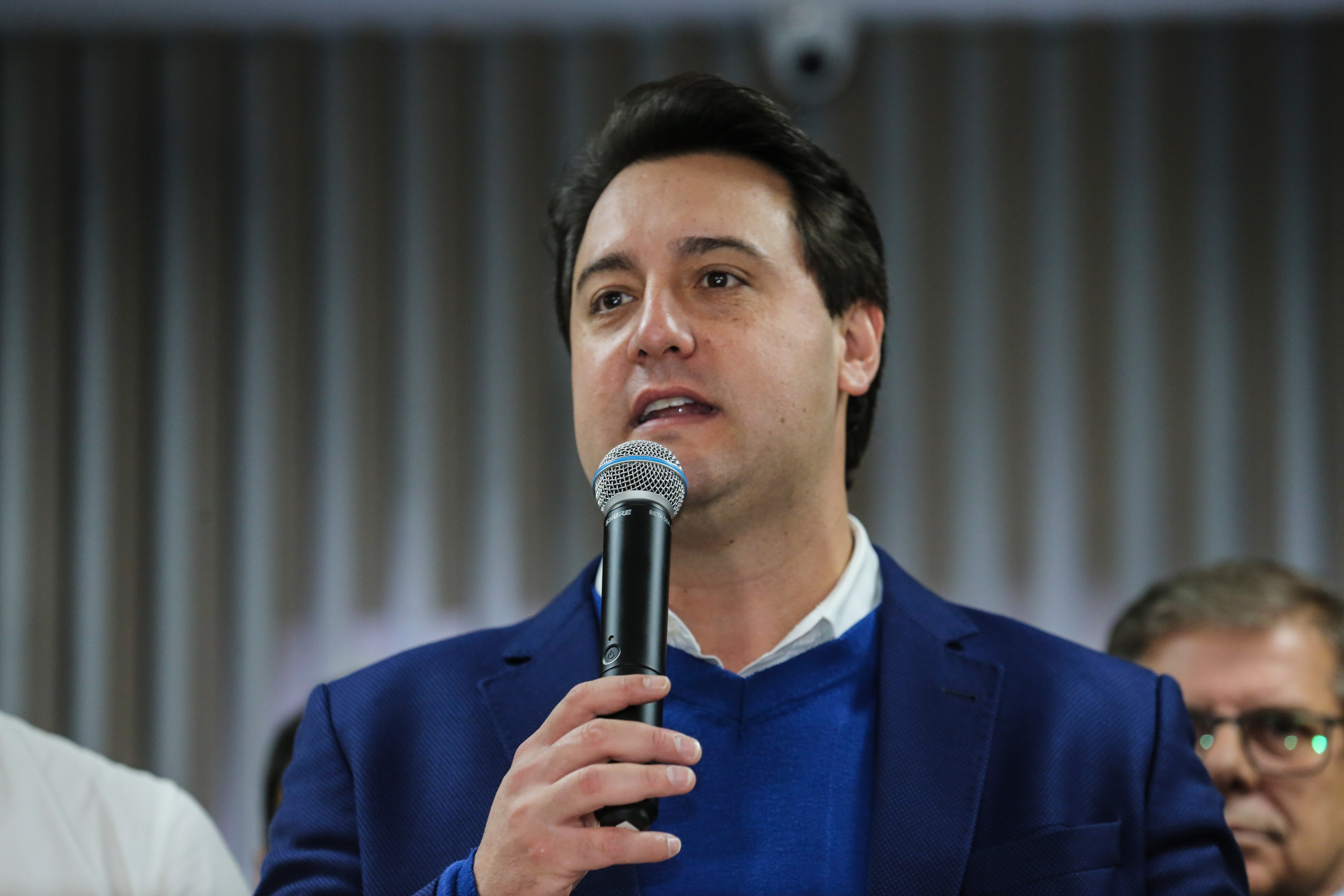 O governador Carlos Massa Ratinho Junior se reúne com prefeitos na sede da Associação dos Municípios do Oeste do Paraná (Amop) em Cascavel nesta sexta-feira (24), para confirmar recursos do Estado para investimentos nos municípios. No mesmo encontro são anunciados investimentos que a Copel fará na região Oeste nos próximos três anos. Cascavel, 24/05/2019 - Foto: Geraldo Bubniak/ANPr