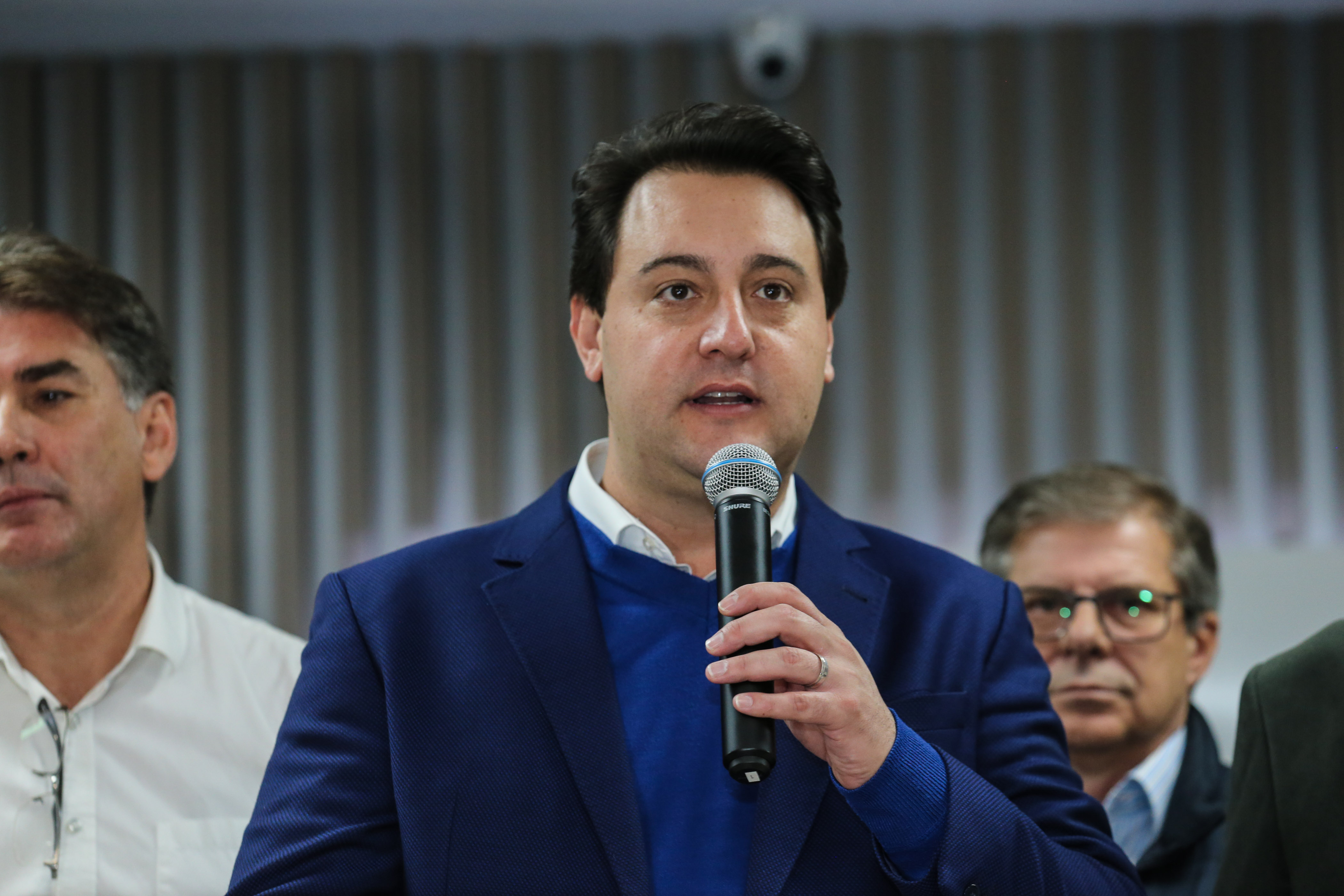 O governador Carlos Massa Ratinho Junior se reúne com prefeitos na sede da Associação dos Municípios do Oeste do Paraná (Amop) em Cascavel nesta sexta-feira (24), para confirmar recursos do Estado para investimentos nos municípios. No mesmo encontro são anunciados investimentos que a Copel fará na região Oeste nos próximos três anos. Cascavel, 24/05/2019 - Foto: Geraldo Bubniak/ANPr