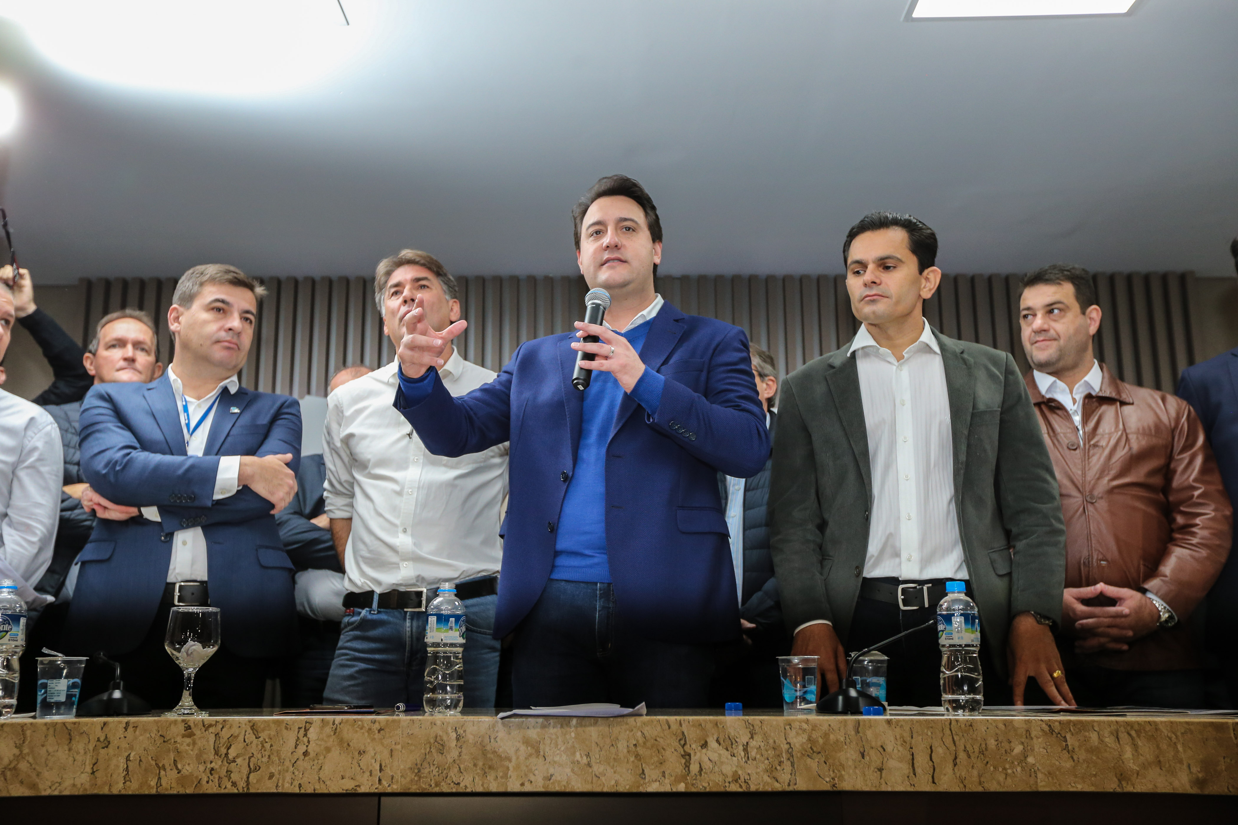 O governador Carlos Massa Ratinho Junior se reúne com prefeitos na sede da Associação dos Municípios do Oeste do Paraná (Amop) em Cascavel nesta sexta-feira (24), para confirmar recursos do Estado para investimentos nos municípios. No mesmo encontro são anunciados investimentos que a Copel fará na região Oeste nos próximos três anos. Cascavel, 24/05/2019 - Foto: Geraldo Bubniak/ANPr