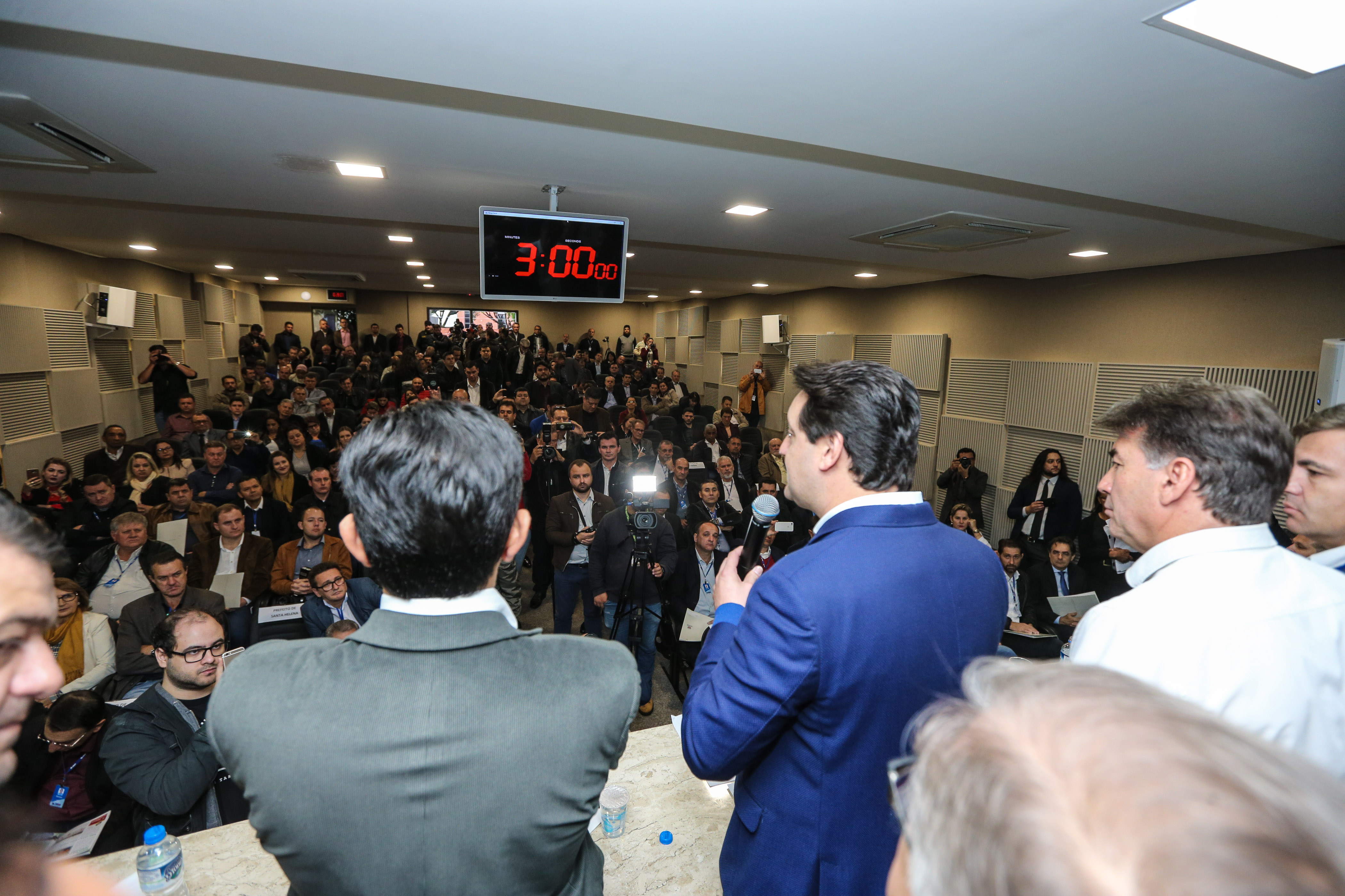 O governador Carlos Massa Ratinho Junior se reúne com prefeitos na sede da Associação dos Municípios do Oeste do Paraná (Amop) em Cascavel nesta sexta-feira (24), para confirmar recursos do Estado para investimentos nos municípios. No mesmo encontro são anunciados investimentos que a Copel fará na região Oeste nos próximos três anos. Cascavel, 24/05/2019 - Foto: Geraldo Bubniak/ANPr