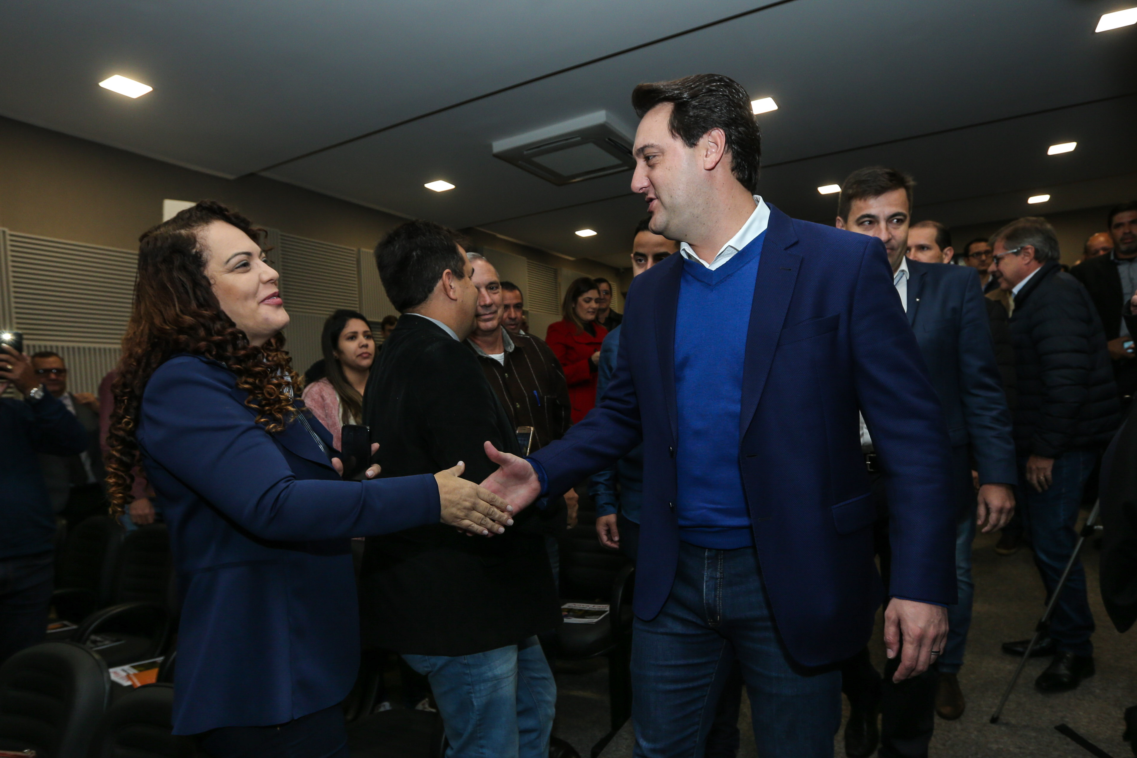 O governador Carlos Massa Ratinho Junior se reúne com prefeitos na sede da Associação dos Municípios do Oeste do Paraná (Amop) em Cascavel nesta sexta-feira (24), para confirmar recursos do Estado para investimentos nos municípios. No mesmo encontro são anunciados investimentos que a Copel fará na região Oeste nos próximos três anos. Cascavel, 24/05/2019 - Foto: Geraldo Bubniak/ANPr