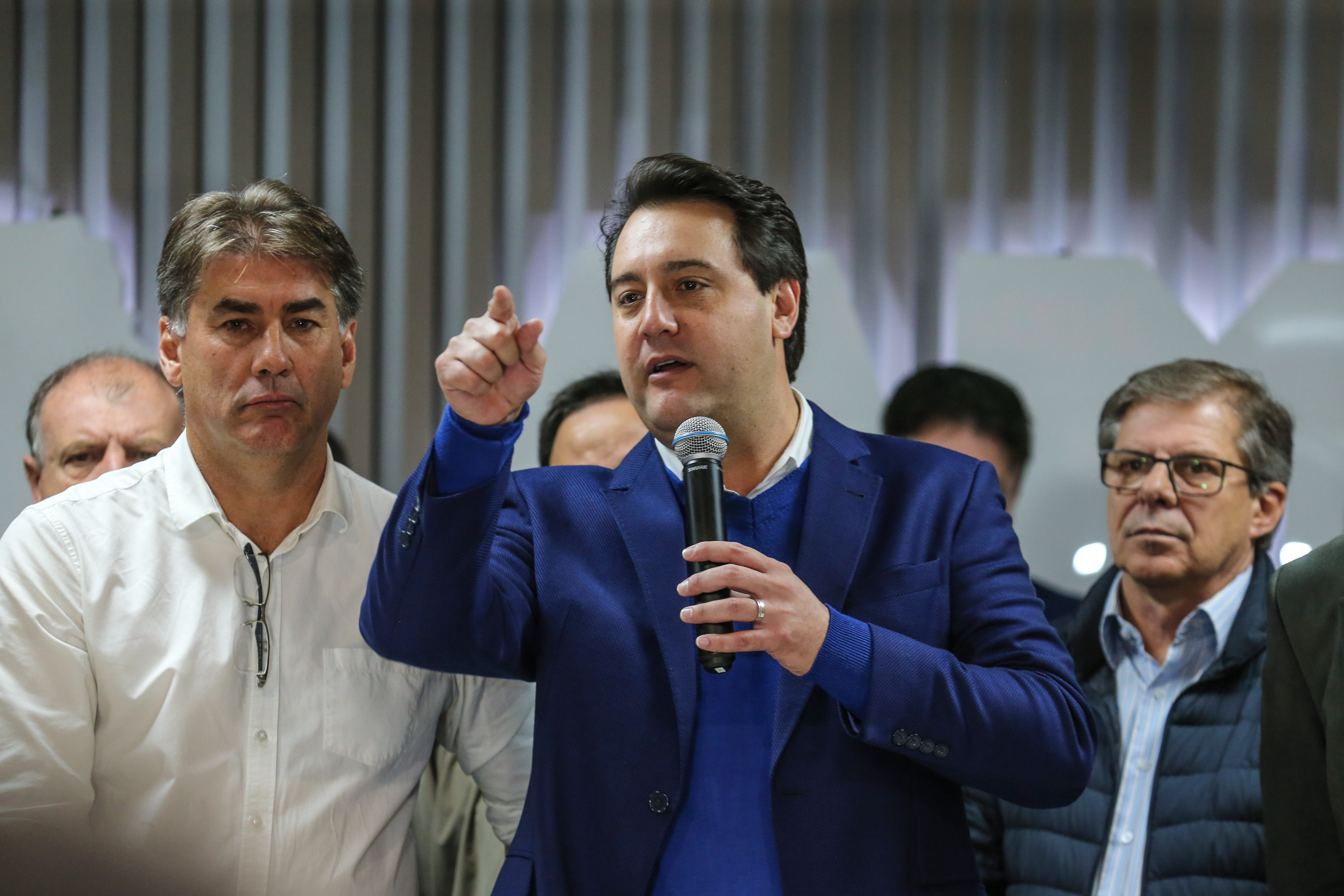 O governador Carlos Massa Ratinho Junior se reúne com prefeitos na sede da Associação dos Municípios do Oeste do Paraná (Amop) em Cascavel nesta sexta-feira (24), para confirmar recursos do Estado para investimentos nos municípios. No mesmo encontro são anunciados investimentos que a Copel fará na região Oeste nos próximos três anos. Cascavel, 24/05/2019 - Foto: Geraldo Bubniak/ANPr
