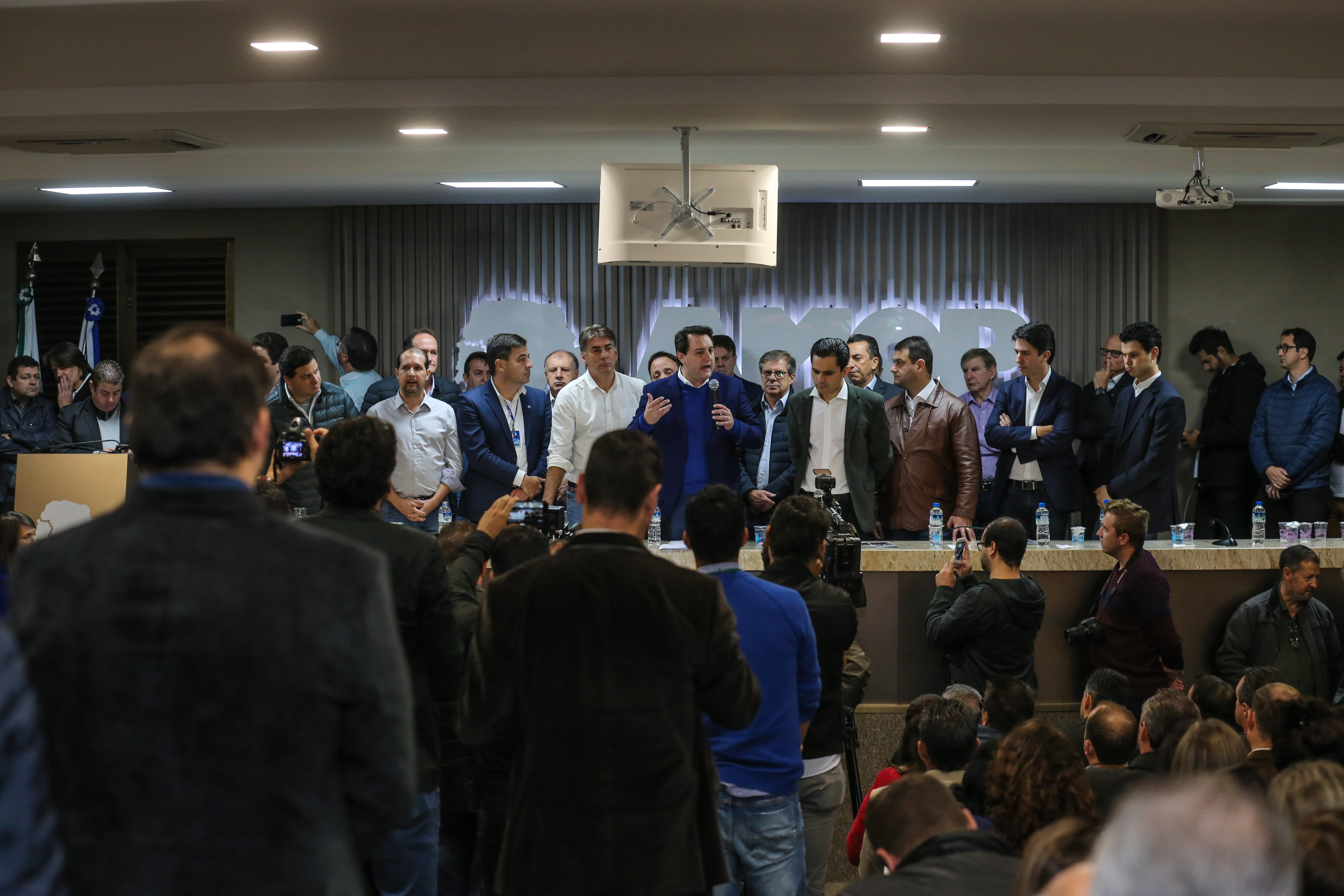 O governador Carlos Massa Ratinho Junior se reúne com prefeitos na sede da Associação dos Municípios do Oeste do Paraná (Amop) em Cascavel nesta sexta-feira (24), para confirmar recursos do Estado para investimentos nos municípios. No mesmo encontro são anunciados investimentos que a Copel fará na região Oeste nos próximos três anos. Cascavel, 24/05/2019 - Foto: Geraldo Bubniak/ANPr