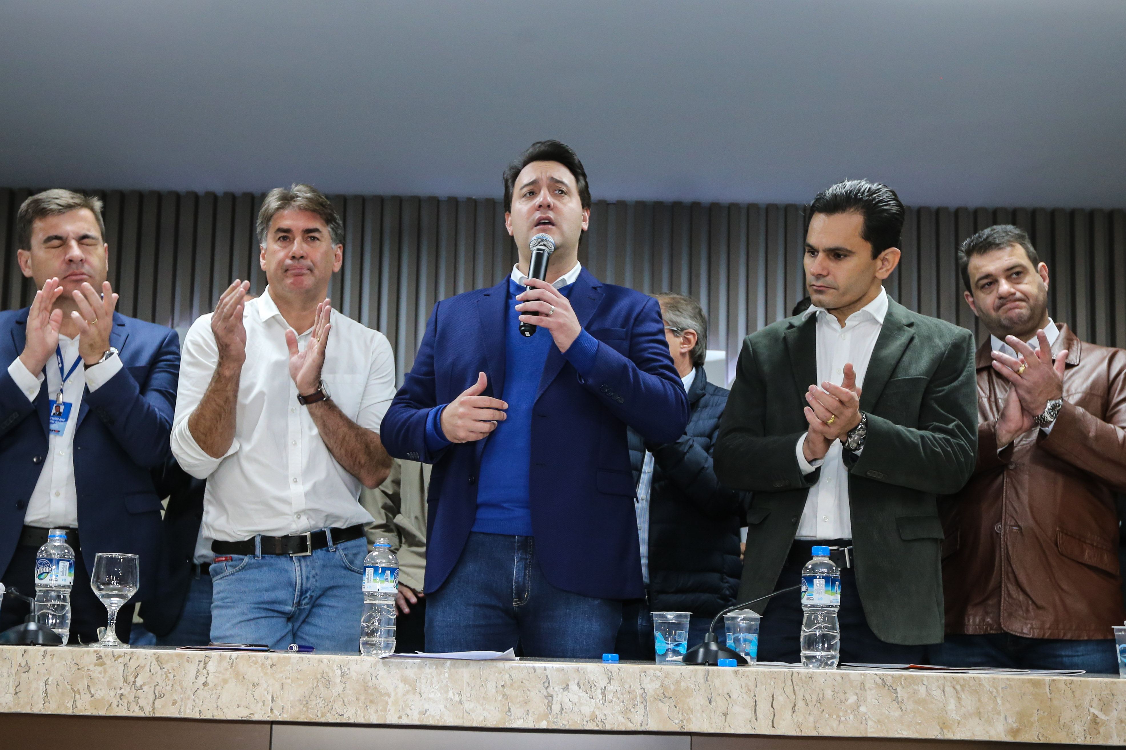 O governador Carlos Massa Ratinho Junior se reúne com prefeitos na sede da Associação dos Municípios do Oeste do Paraná (Amop) em Cascavel nesta sexta-feira (24), para confirmar recursos do Estado para investimentos nos municípios. No mesmo encontro são anunciados investimentos que a Copel fará na região Oeste nos próximos três anos. Cascavel, 24/05/2019 - Foto: Geraldo Bubniak/ANPr