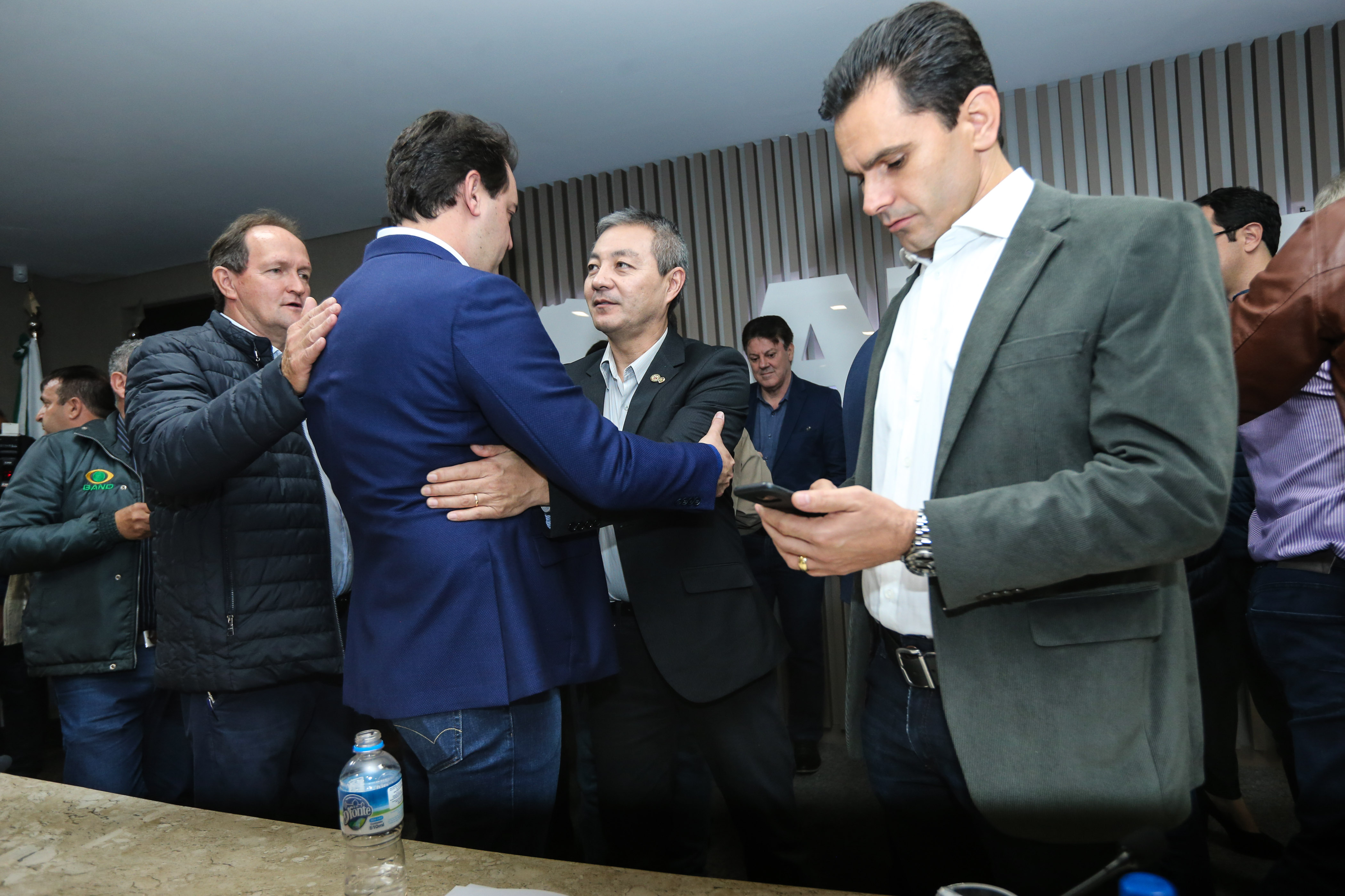O governador Carlos Massa Ratinho Junior se reúne com prefeitos na sede da Associação dos Municípios do Oeste do Paraná (Amop) em Cascavel nesta sexta-feira (24), para confirmar recursos do Estado para investimentos nos municípios. No mesmo encontro são anunciados investimentos que a Copel fará na região Oeste nos próximos três anos. Cascavel, 24/05/2019 - Foto: Geraldo Bubniak/ANPr