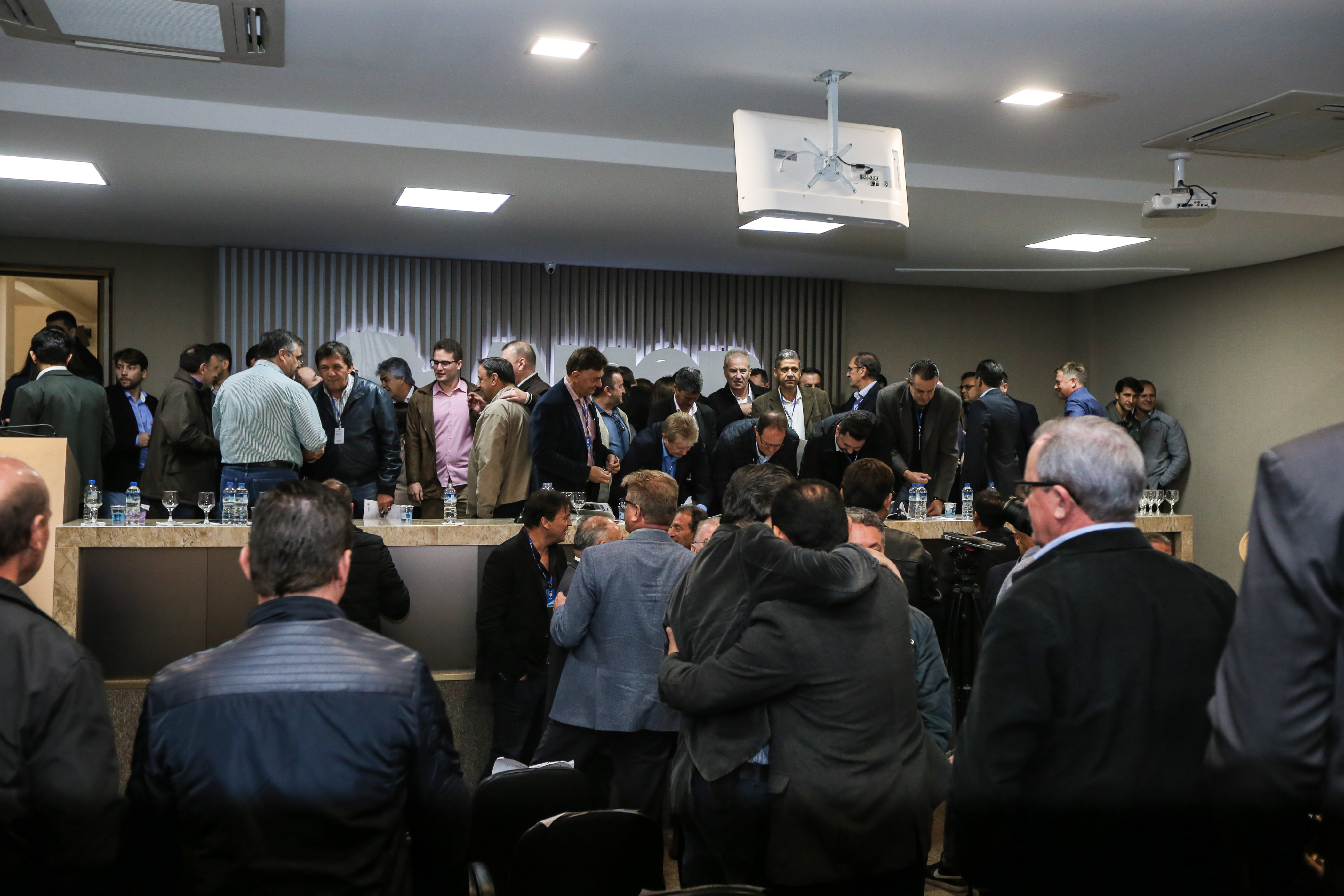 O governador Carlos Massa Ratinho Junior se reúne com prefeitos na sede da Associação dos Municípios do Oeste do Paraná (Amop) em Cascavel nesta sexta-feira (24), para confirmar recursos do Estado para investimentos nos municípios. No mesmo encontro são anunciados investimentos que a Copel fará na região Oeste nos próximos três anos. Cascavel, 24/05/2019 - Foto: Geraldo Bubniak/ANPr