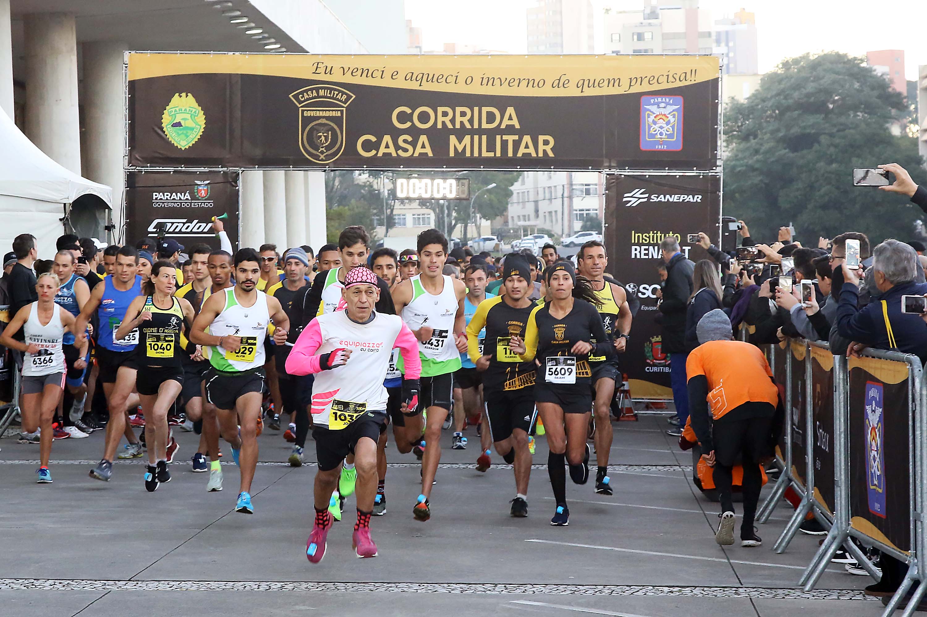 A 2ª Corrida da Casa Militar aconteceu neste domingo (26) em frente ao Palácio Iguaçu. Mais de 3 mil pessoas participaram do evento, que arrecadou agasalho para instituições sociais do Estado e também contribuirá com a campanha Corra para aquecer o inverno de quem precisa.As provas foram de 5 km e 10 km, caminhada de 3 km e kids, com chegada prevista também para o Palácio Iguaçu. Curitiba,26/05/2019 Foto:Jaelson Lucas / ANPr