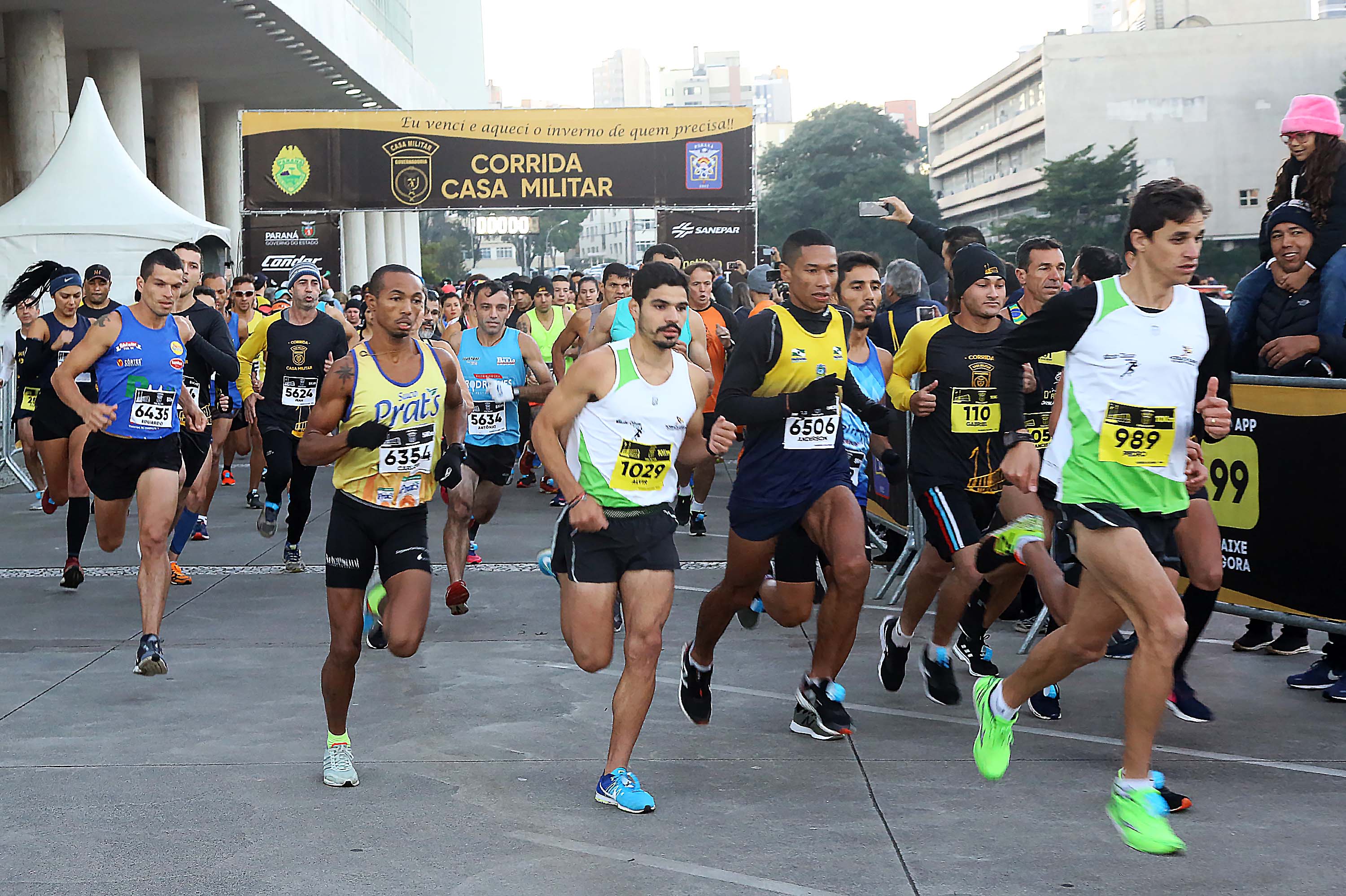 A 2ª Corrida da Casa Militar aconteceu neste domingo (26) em frente ao Palácio Iguaçu. Mais de 3 mil pessoas participaram do evento, que arrecadou agasalho para instituições sociais do Estado e também contribuirá com a campanha Corra para aquecer o inverno de quem precisa.As provas foram de 5 km e 10 km, caminhada de 3 km e kids, com chegada prevista também para o Palácio Iguaçu. Curitiba,26/05/2019 Foto:Jaelson Lucas / ANPr