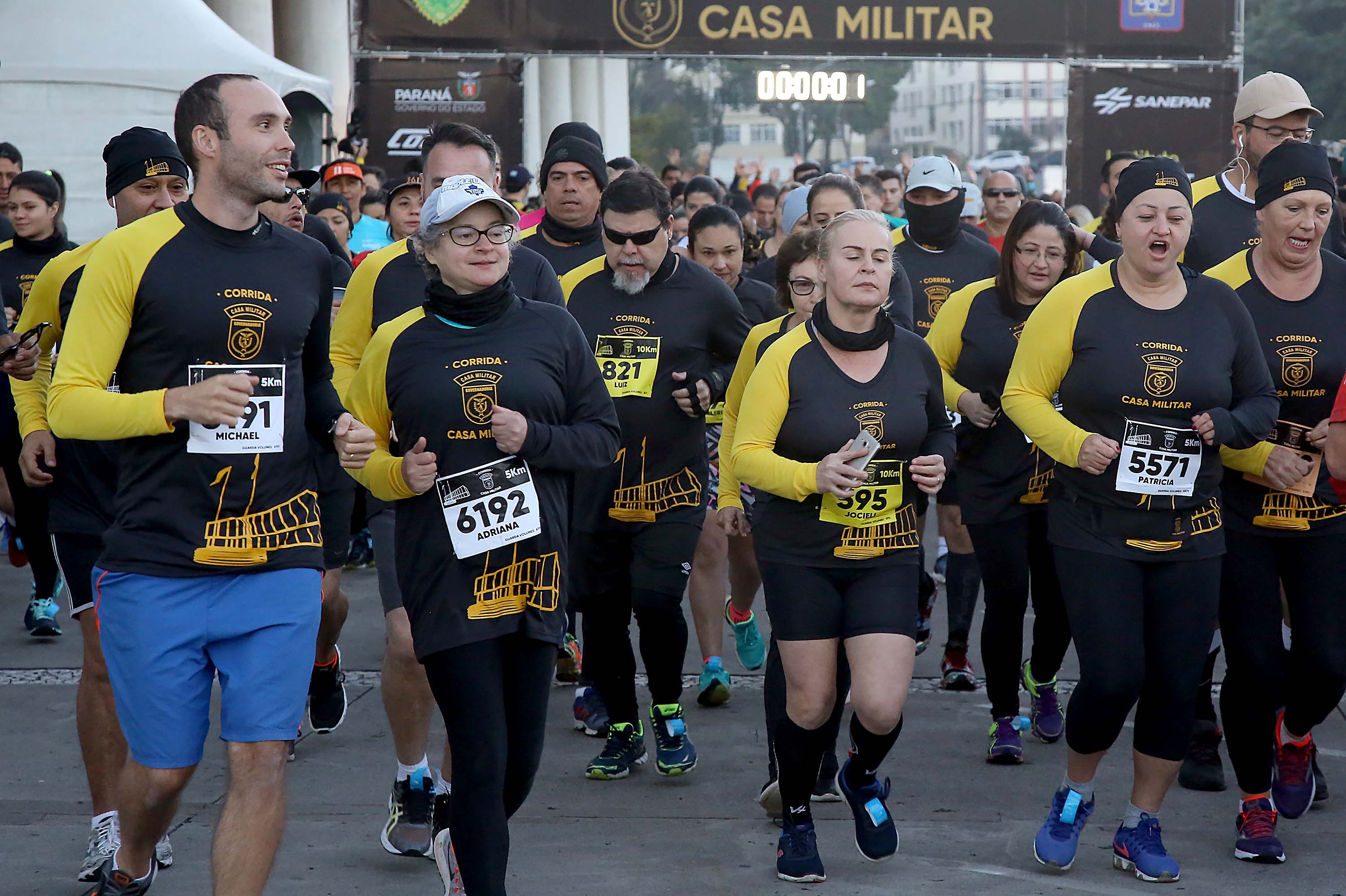 A 2ª Corrida da Casa Militar aconteceu neste domingo (26) em frente ao Palácio Iguaçu. Mais de 3 mil pessoas participaram do evento, que arrecadou agasalho para instituições sociais do Estado e também contribuirá com a campanha Corra para aquecer o inverno de quem precisa.As provas foram de 5 km e 10 km, caminhada de 3 km e kids, com chegada prevista também para o Palácio Iguaçu. Curitiba,26/05/2019 Foto:Jaelson Lucas / ANPr