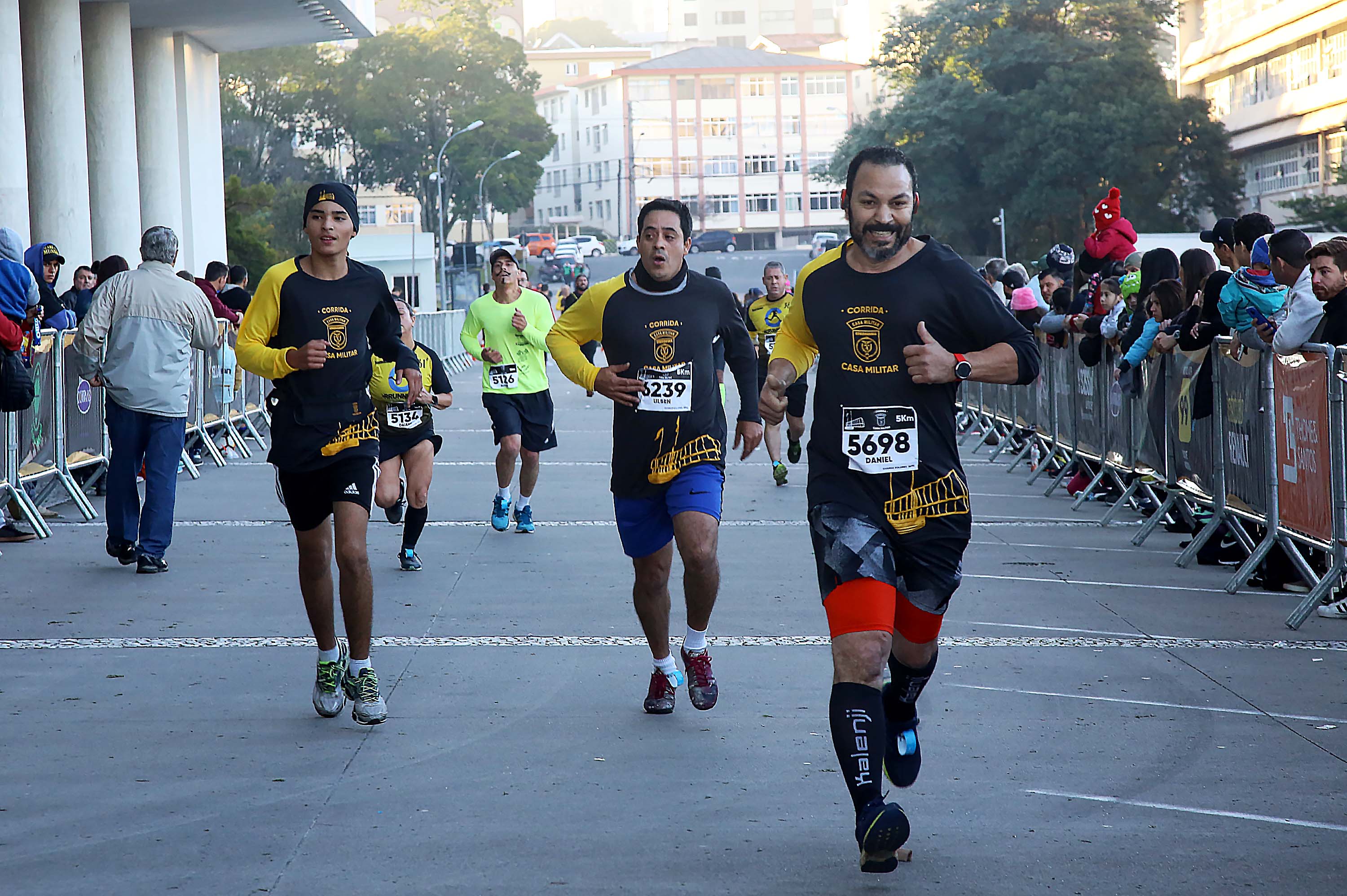 A 2ª Corrida da Casa Militar aconteceu neste domingo (26) em frente ao Palácio Iguaçu. Mais de 3 mil pessoas participaram do evento, que arrecadou agasalho para instituições sociais do Estado e também contribuirá com a campanha Corra para aquecer o inverno de quem precisa.As provas foram de 5 km e 10 km, caminhada de 3 km e kids, com chegada prevista também para o Palácio Iguaçu. Curitiba,26/05/2019 Foto:Jaelson Lucas / ANPr