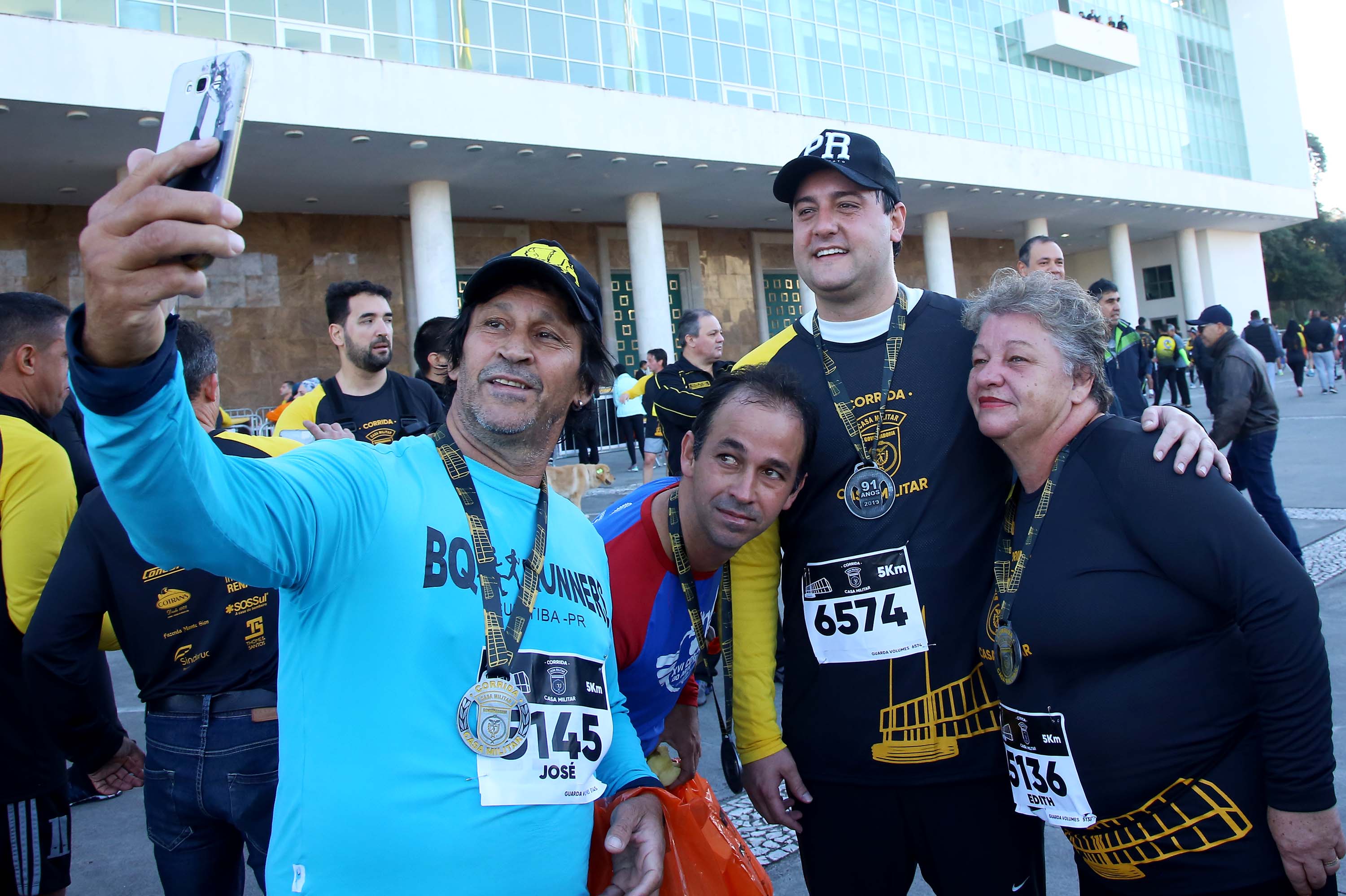 A 2ª Corrida da Casa Militar aconteceu neste domingo (26) em frente ao Palácio Iguaçu. Mais de 3 mil pessoas participaram do evento, que arrecadou agasalho para instituições sociais do Estado e também contribuirá com a campanha Corra para aquecer o inverno de quem precisa.As provas foram de 5 km e 10 km, caminhada de 3 km e kids, com chegada prevista também para o Palácio Iguaçu. Curitiba,26/05/2019 Foto:Jaelson Lucas / ANPr