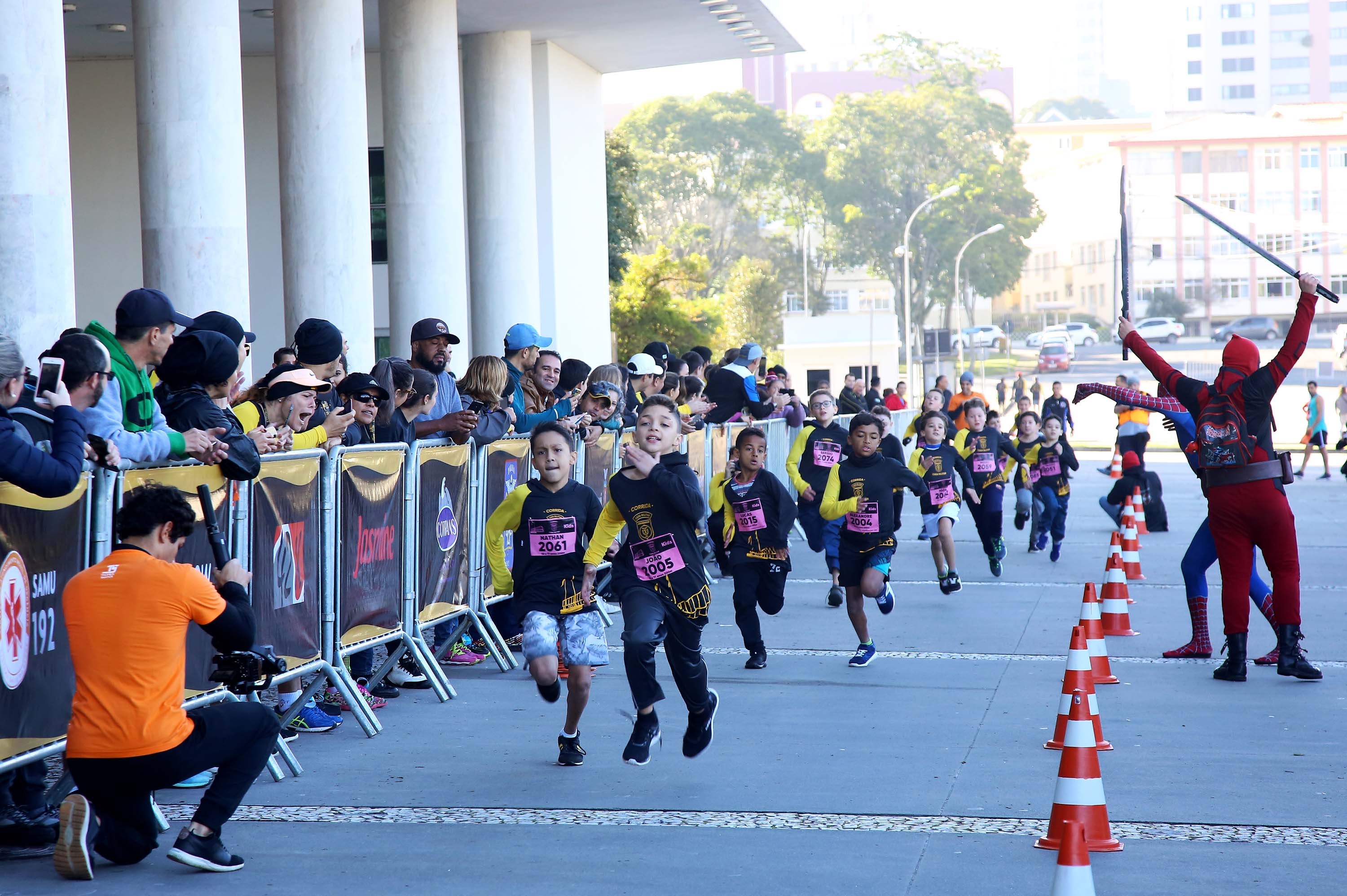 A 2ª Corrida da Casa Militar aconteceu neste domingo (26) em frente ao Palácio Iguaçu. Mais de 3 mil pessoas participaram do evento, que arrecadou agasalho para instituições sociais do Estado e também contribuirá com a campanha Corra para aquecer o inverno de quem precisa.As provas foram de 5 km e 10 km, caminhada de 3 km e kids, com chegada prevista também para o Palácio Iguaçu. Curitiba,26/05/2019 Foto:Jaelson Lucas / ANPr