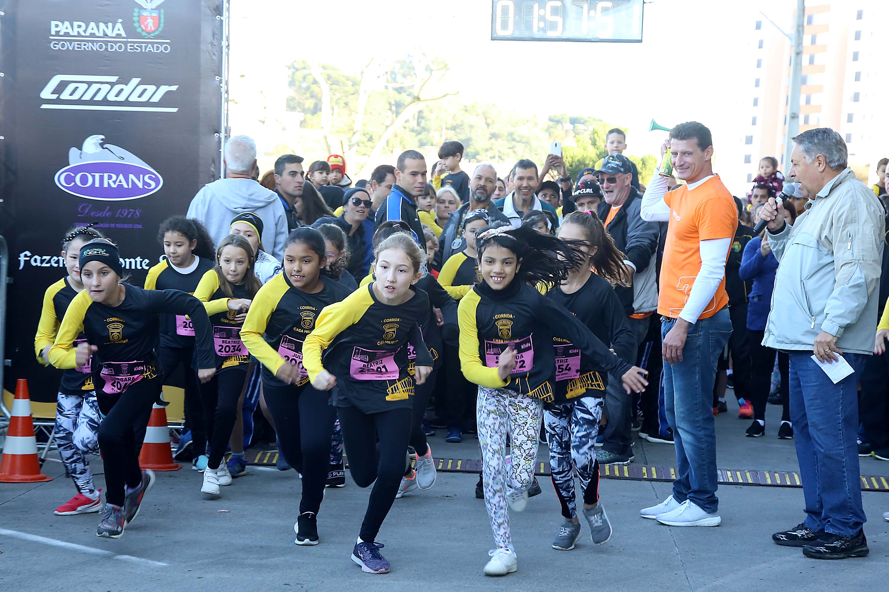 A 2ª Corrida da Casa Militar aconteceu neste domingo (26) em frente ao Palácio Iguaçu. Mais de 3 mil pessoas participaram do evento, que arrecadou agasalho para instituições sociais do Estado e também contribuirá com a campanha Corra para aquecer o inverno de quem precisa.As provas foram de 5 km e 10 km, caminhada de 3 km e kids, com chegada prevista também para o Palácio Iguaçu. Curitiba,26/05/2019 Foto:Jaelson Lucas / ANPr