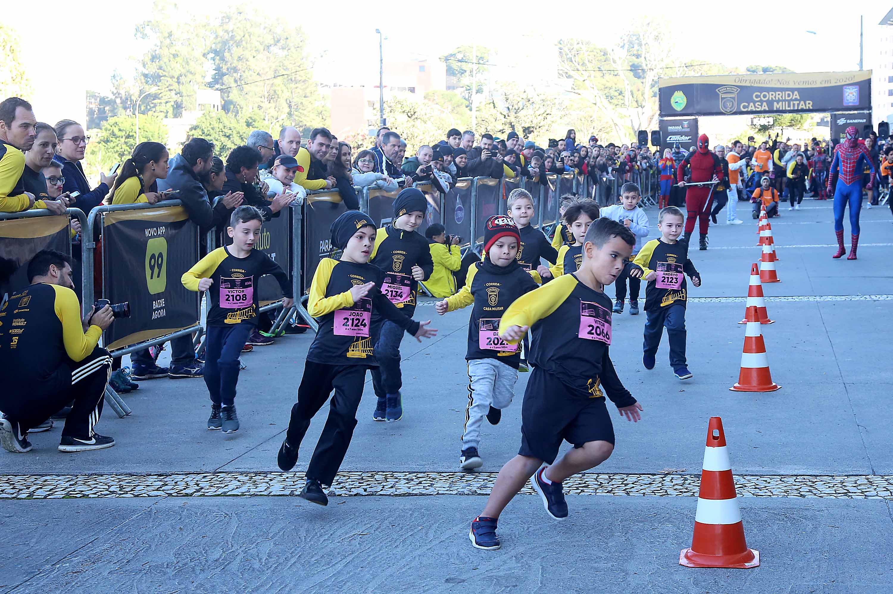 A 2ª Corrida da Casa Militar aconteceu neste domingo (26) em frente ao Palácio Iguaçu. Mais de 3 mil pessoas participaram do evento, que arrecadou agasalho para instituições sociais do Estado e também contribuirá com a campanha Corra para aquecer o inverno de quem precisa.As provas foram de 5 km e 10 km, caminhada de 3 km e kids, com chegada prevista também para o Palácio Iguaçu. Curitiba,26/05/2019 Foto:Jaelson Lucas / ANPr