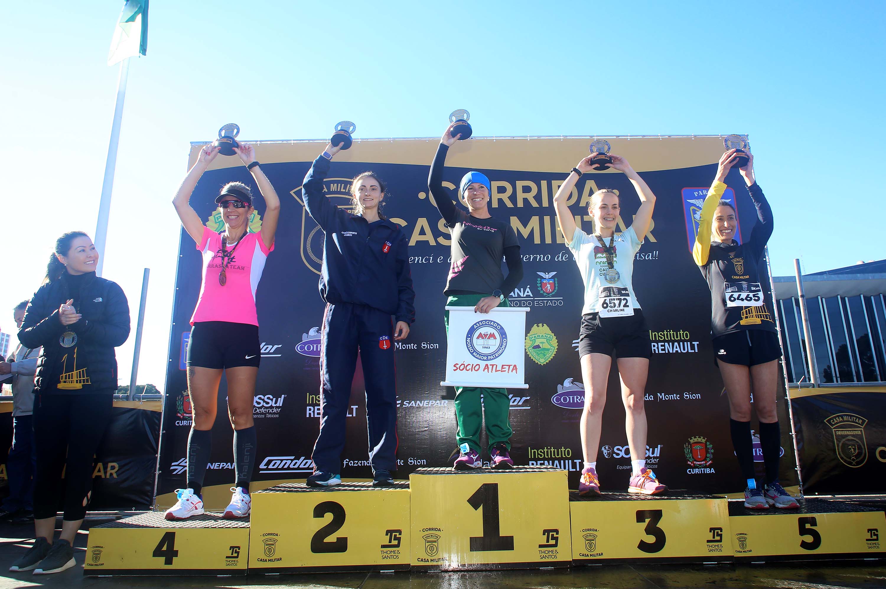 A 2ª Corrida da Casa Militar aconteceu neste domingo (26) em frente ao Palácio Iguaçu. Mais de 3 mil pessoas participaram do evento, que arrecadou agasalho para instituições sociais do Estado e também contribuirá com a campanha Corra para aquecer o inverno de quem precisa.As provas foram de 5 km e 10 km, caminhada de 3 km e kids, com chegada prevista também para o Palácio Iguaçu. Curitiba,26/05/2019 Foto:Jaelson Lucas / ANPr